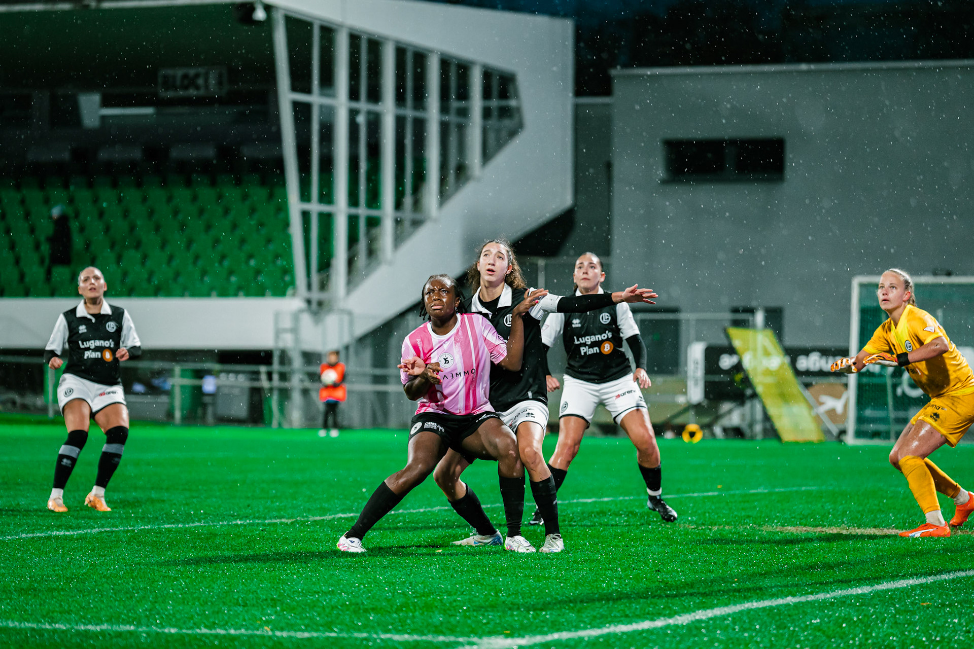 Match de championnat LNB féminine opposant Yverdon Sport FC et le FC Lugano au Stade Municipal, Yverdon-les-Bains. (Christian António / LibsVisuals.com)