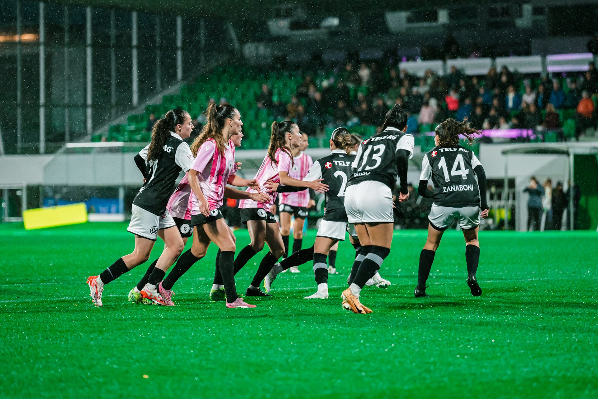 Match de championnat LNB féminine opposant Yverdon Sport FC et le FC Lugano au Stade Municipal, Yverdon-les-Bains. (Christian António / LibsVisuals.com)