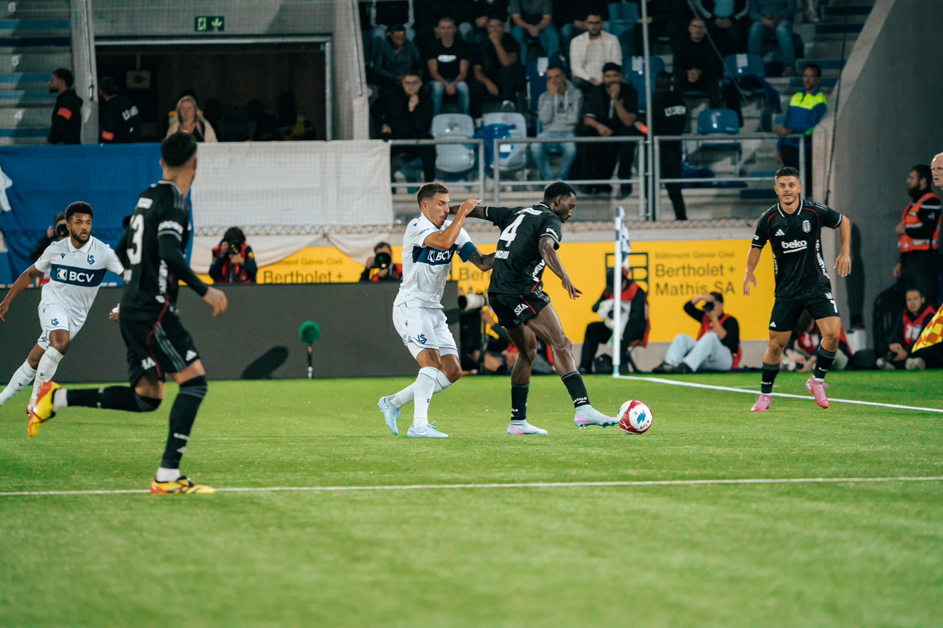Match aller du tour de barrage de l’UEFA Europa Conference League 2025/26 opposant Lausanne-Sport et le Beşiktaş JK au Stade de la Tuilière. (Christian António/LibsVisuals.com)