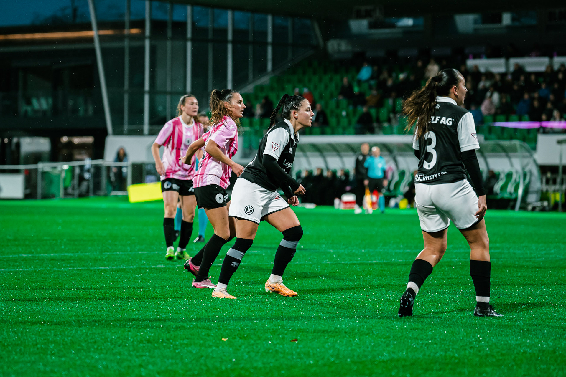 Match de championnat LNB féminine opposant Yverdon Sport FC et le FC Lugano au Stade Municipal, Yverdon-les-Bains. (Christian António / LibsVisuals.com)