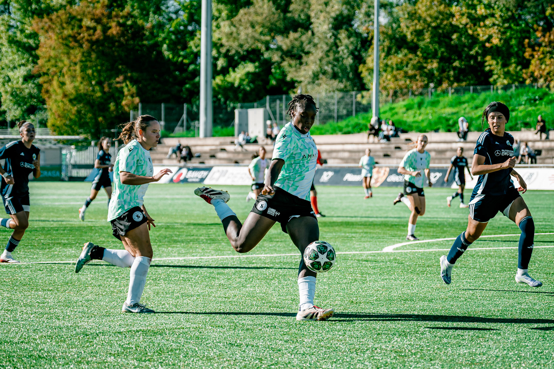 Match de championnat LNB (féminine) opposant l’Etoile Carouge FC à Yverdon Sport FC au Stade de la Fontenette à Carouge. (Christian António/LibsVisuals.com)