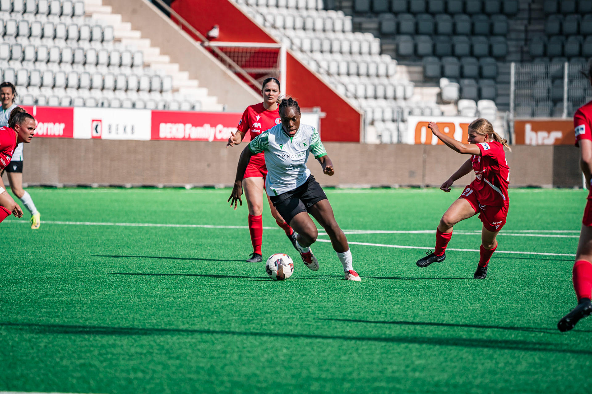 Frauenteam Thun Berner-Oberland et Yverdon Sport FC à la Stockhorn Arena. (Christian António/LibsVisuals.com)