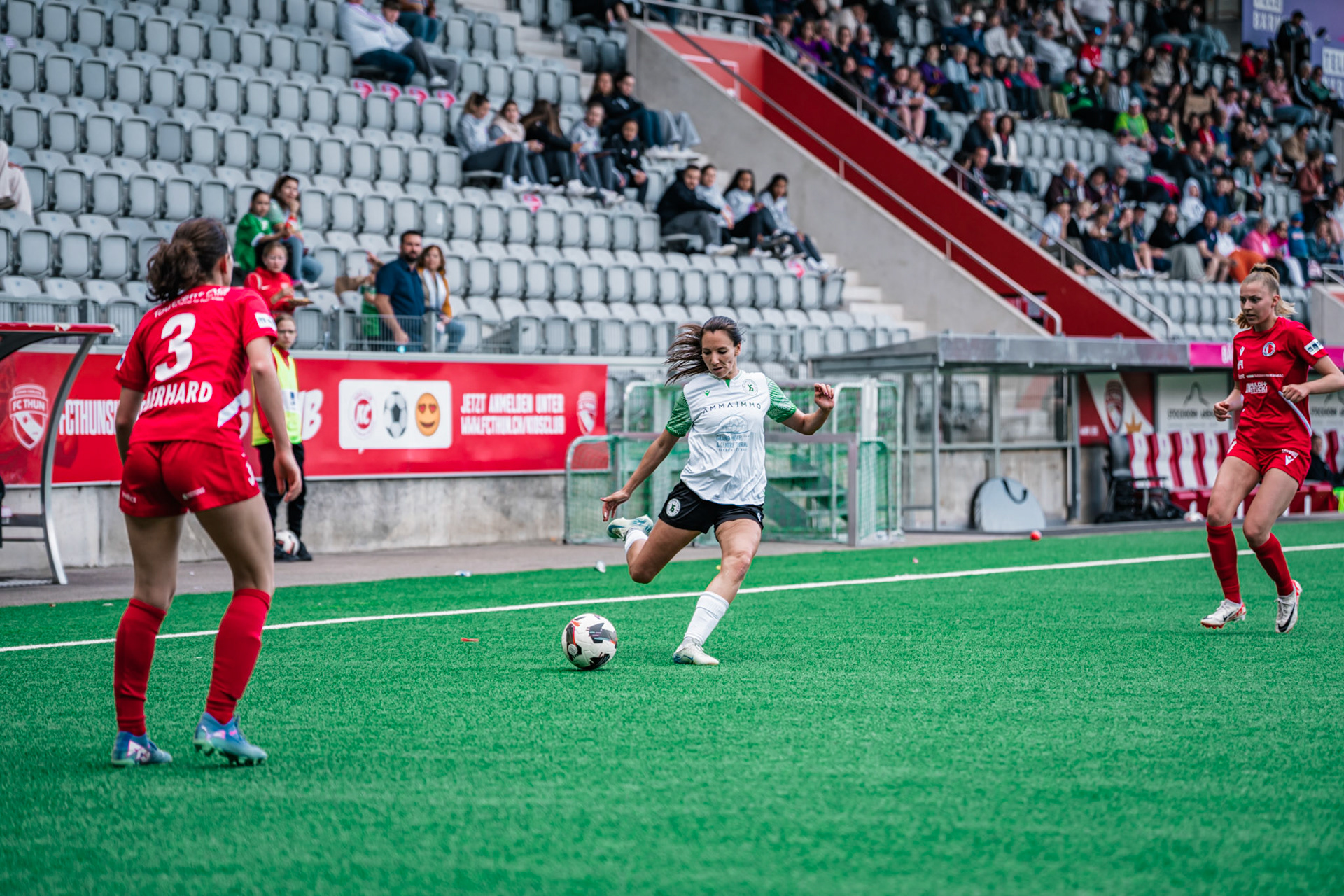 Frauenteam Thun Berner-Oberland et Yverdon Sport FC à la Stockhorn Arena. (Christian António/LibsVisuals.com)