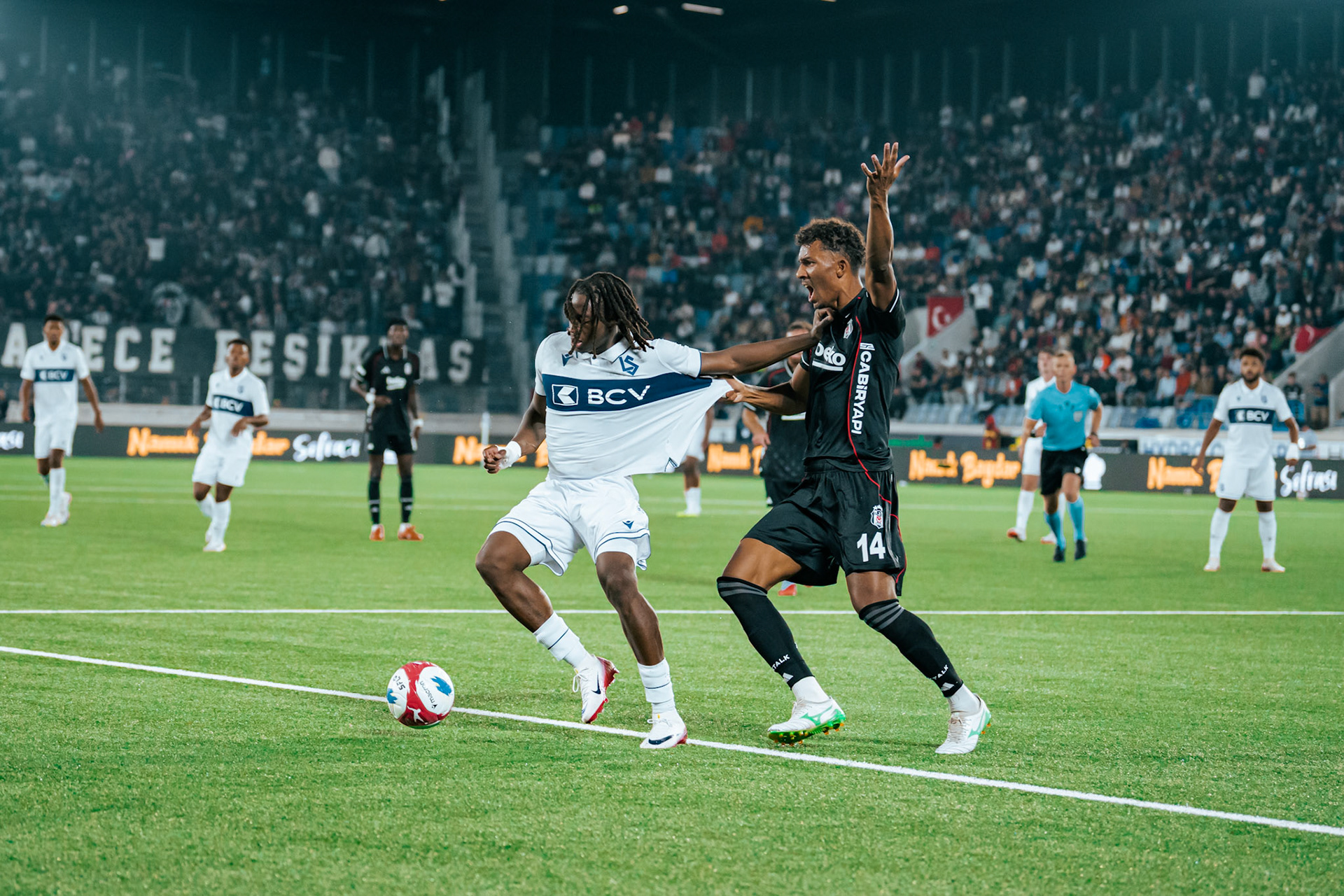 Match aller du tour de barrage de l’UEFA Europa Conference League 2025/26 opposant Lausanne-Sport et le Beşiktaş JK au Stade de la Tuilière. (Christian António/LibsVisuals.com)
