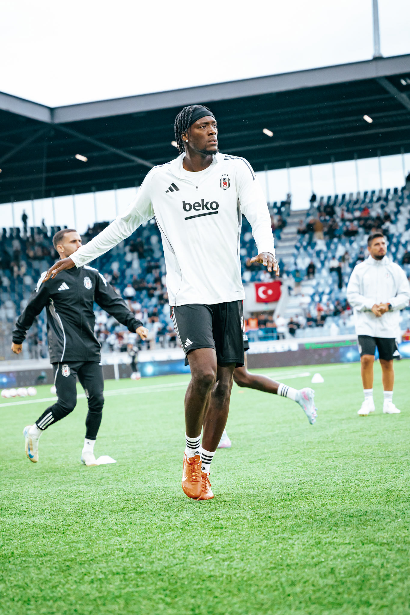 Match aller du tour de barrage de l’UEFA Europa Conference League 2025/26 opposant Lausanne-Sport et le Beşiktaş JK au Stade de la Tuilière. (Christian António/LibsVisuals.com)