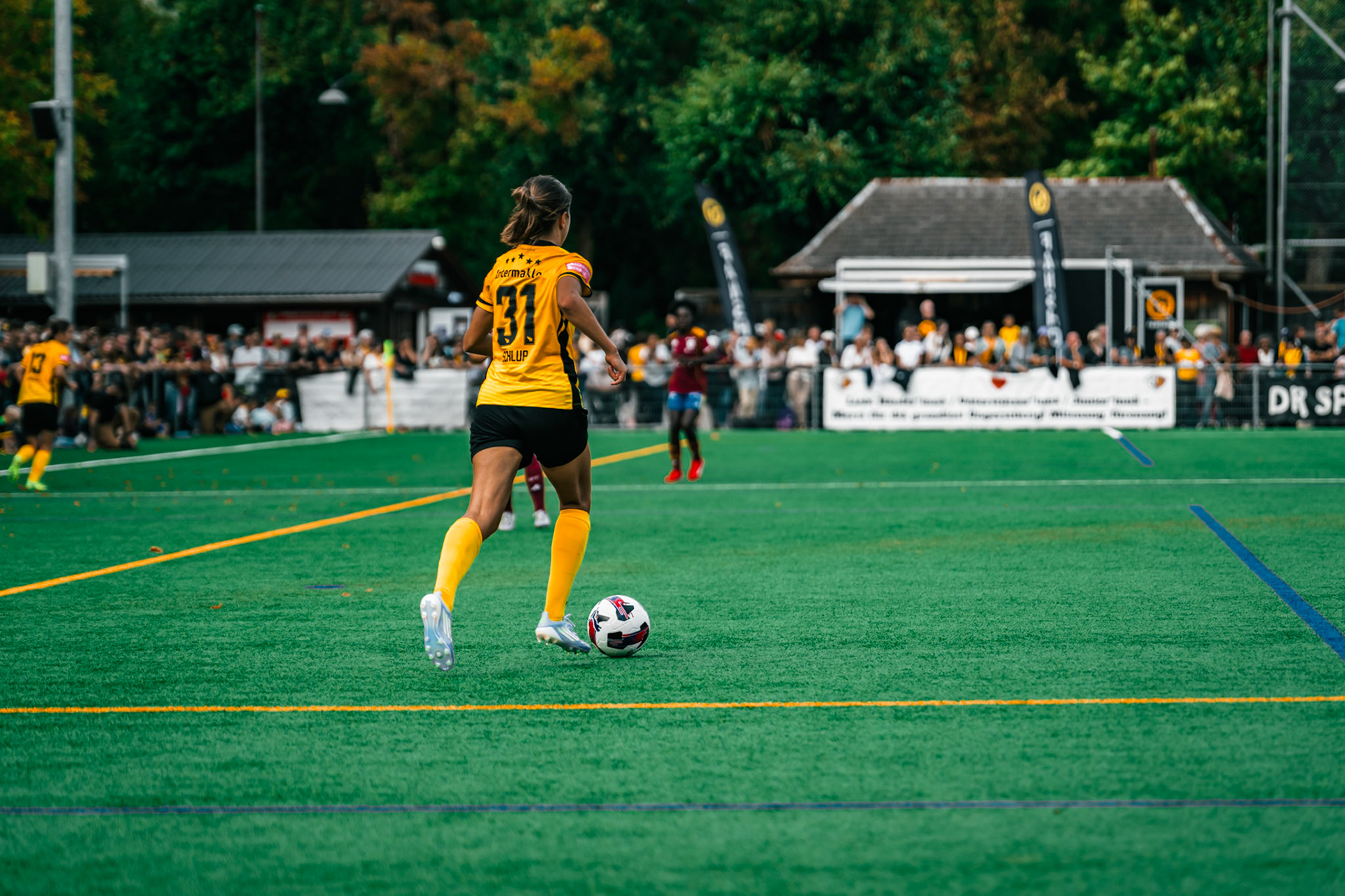 Match de l’AXA Women’s Super League opposant BSC YB Frauen et Servette FC Chênois Féminin au Spitalacker (Kunstrasenfeld), Bern. (Christian António/LibsVisuals.com)