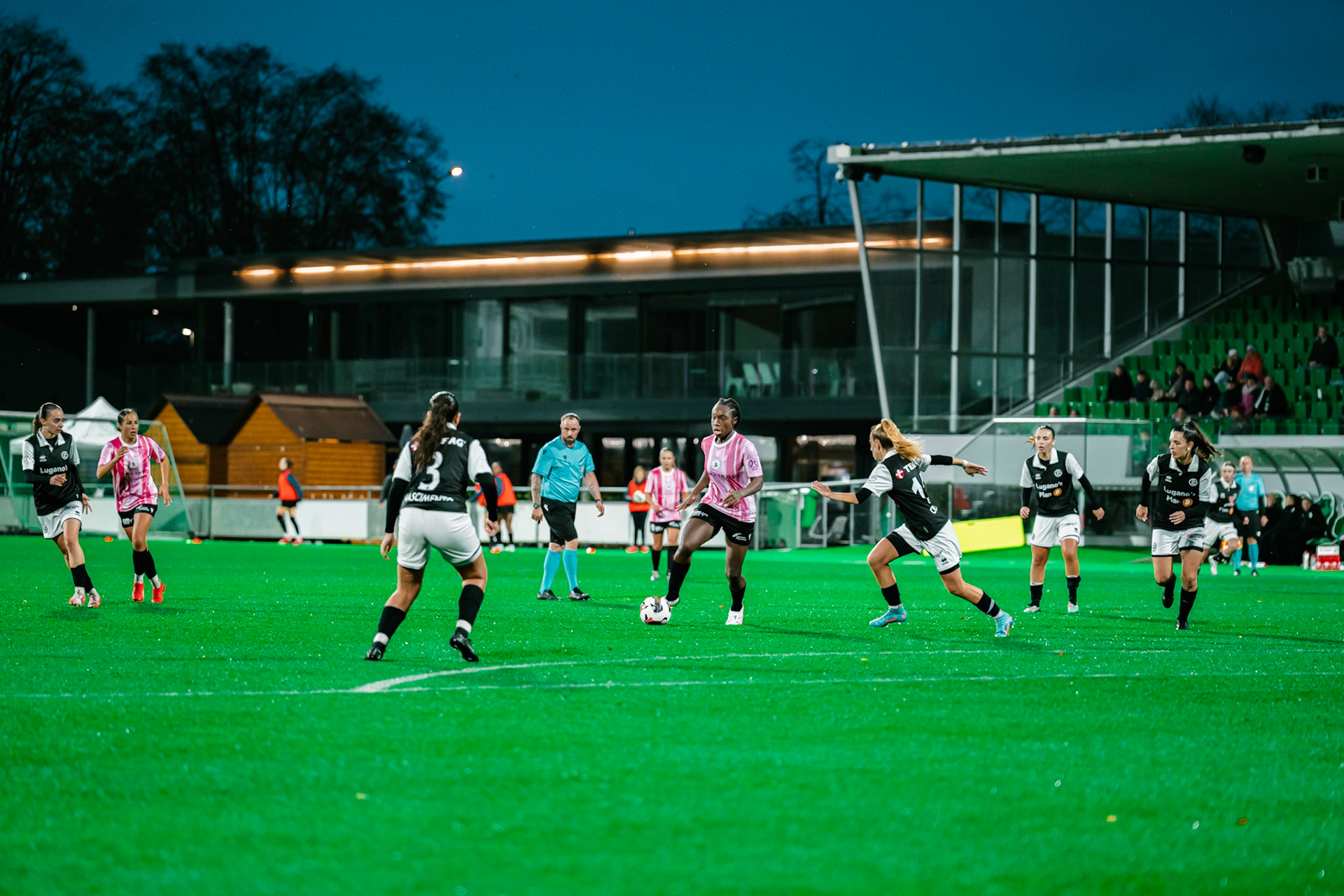 Match de championnat LNB féminine opposant Yverdon Sport FC et le FC Lugano au Stade Municipal, Yverdon-les-Bains. (Christian António / LibsVisuals.com)