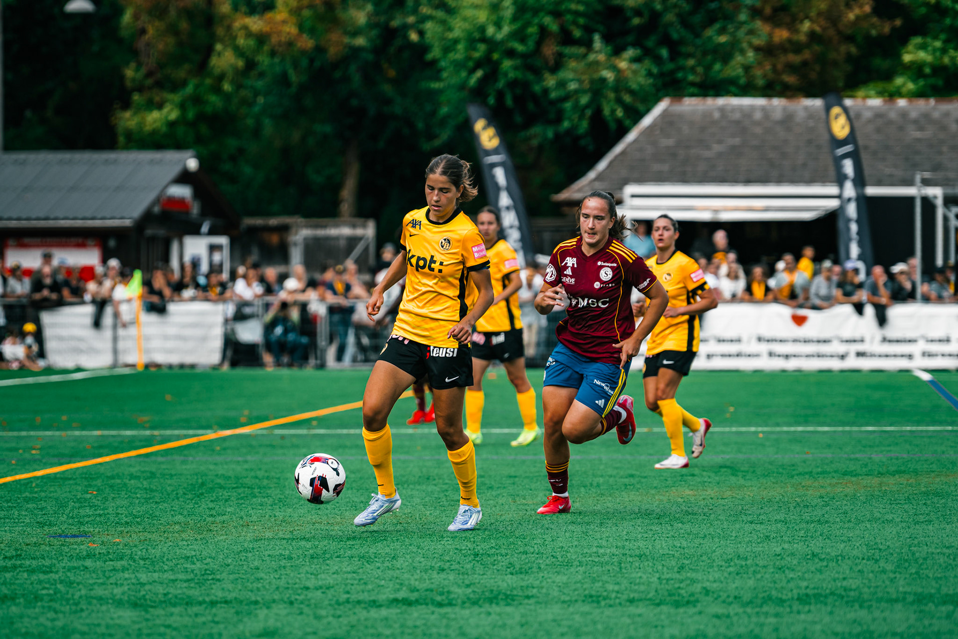 Match de l’AXA Women’s Super League opposant BSC YB Frauen et Servette FC Chênois Féminin au Spitalacker (Kunstrasenfeld), Bern. (Christian António/LibsVisuals.com)