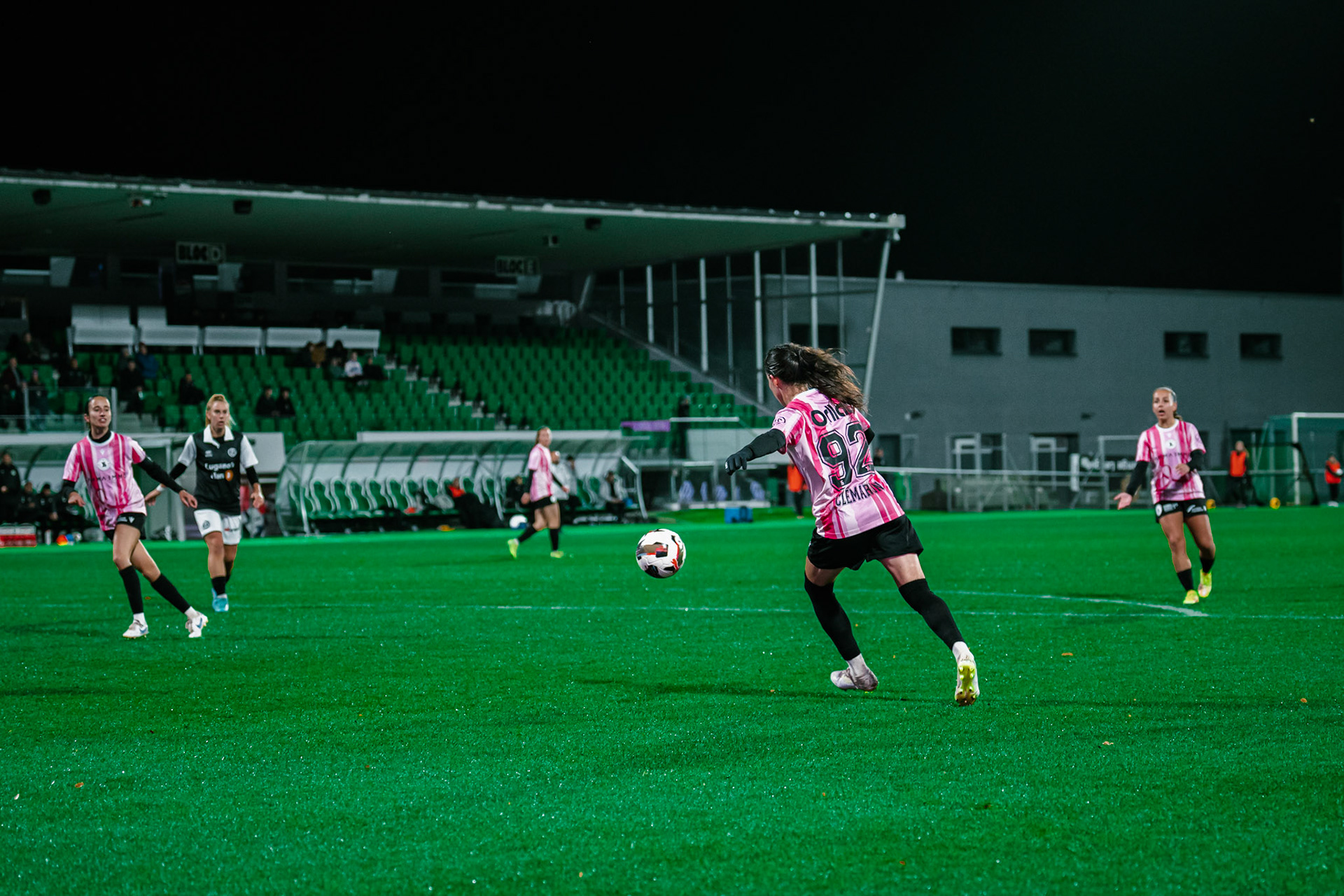 Match de championnat LNB féminine opposant Yverdon Sport FC et le FC Lugano au Stade Municipal, Yverdon-les-Bains. (Christian António / LibsVisuals.com)