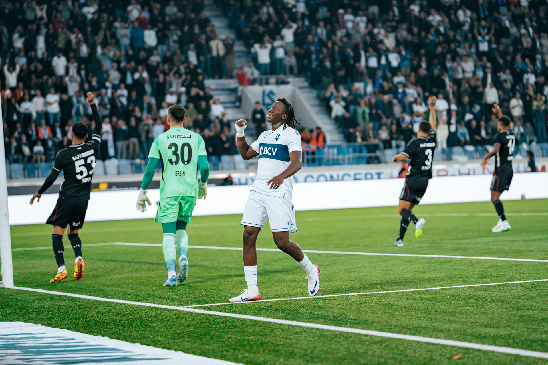 Match aller du tour de barrage de l’UEFA Europa Conference League 2025/26 opposant Lausanne-Sport et le Beşiktaş JK au Stade de la Tuilière. (Christian António/LibsVisuals.com)