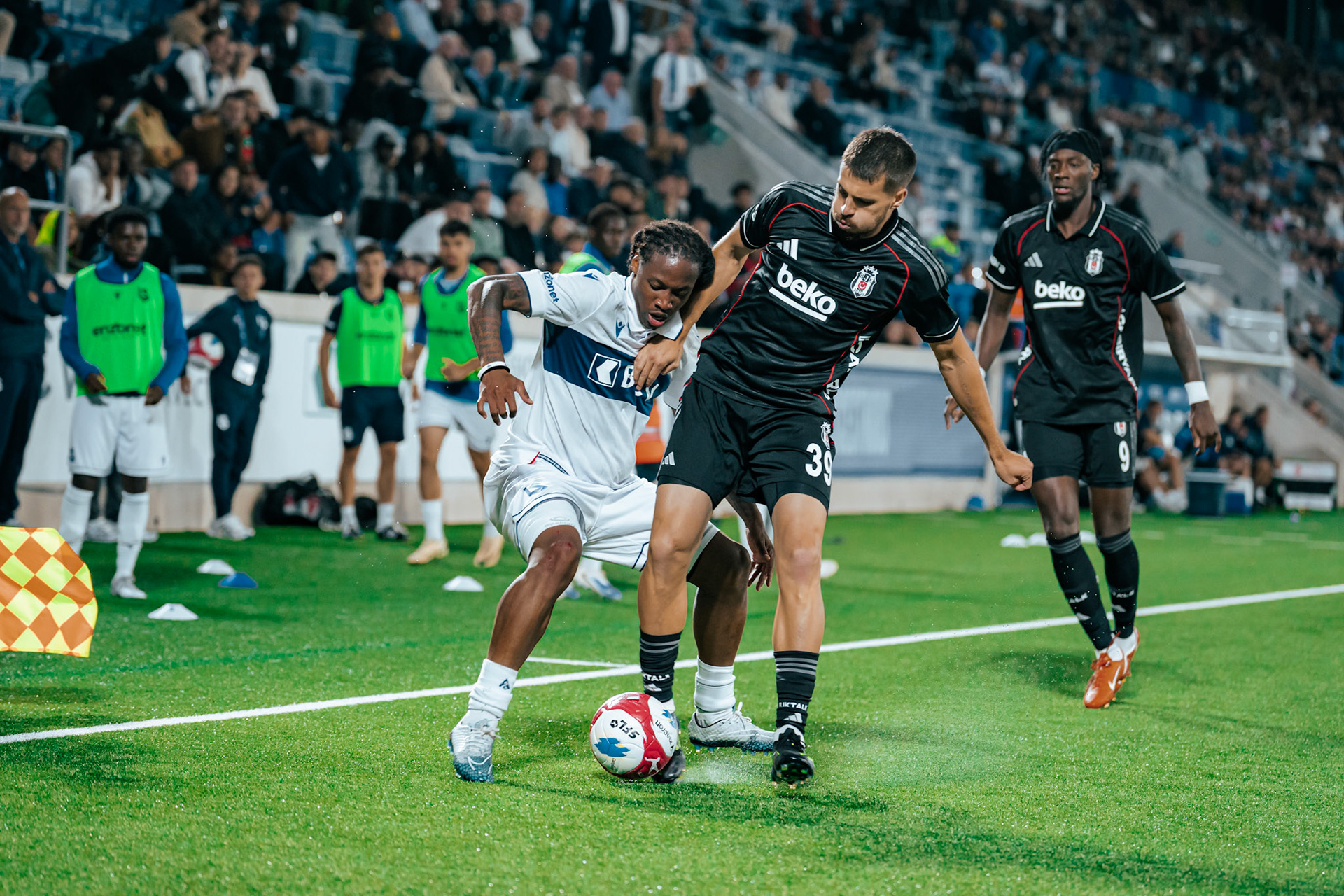 Match aller du tour de barrage de l’UEFA Europa Conference League 2025/26 opposant Lausanne-Sport et le Beşiktaş JK au Stade de la Tuilière. (Christian António/LibsVisuals.com)