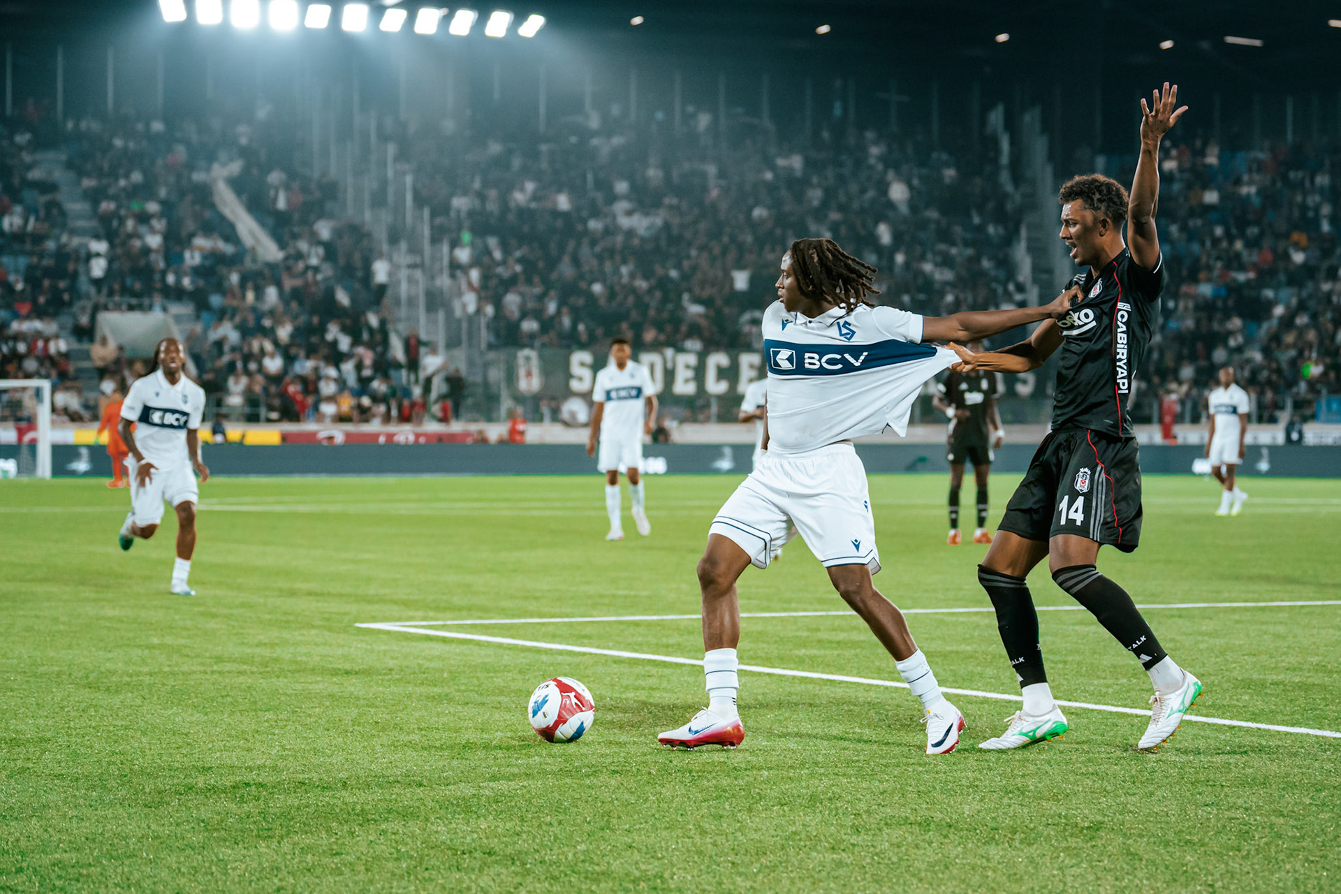 Match aller du tour de barrage de l’UEFA Europa Conference League 2025/26 opposant Lausanne-Sport et le Beşiktaş JK au Stade de la Tuilière. (Christian António/LibsVisuals.com)