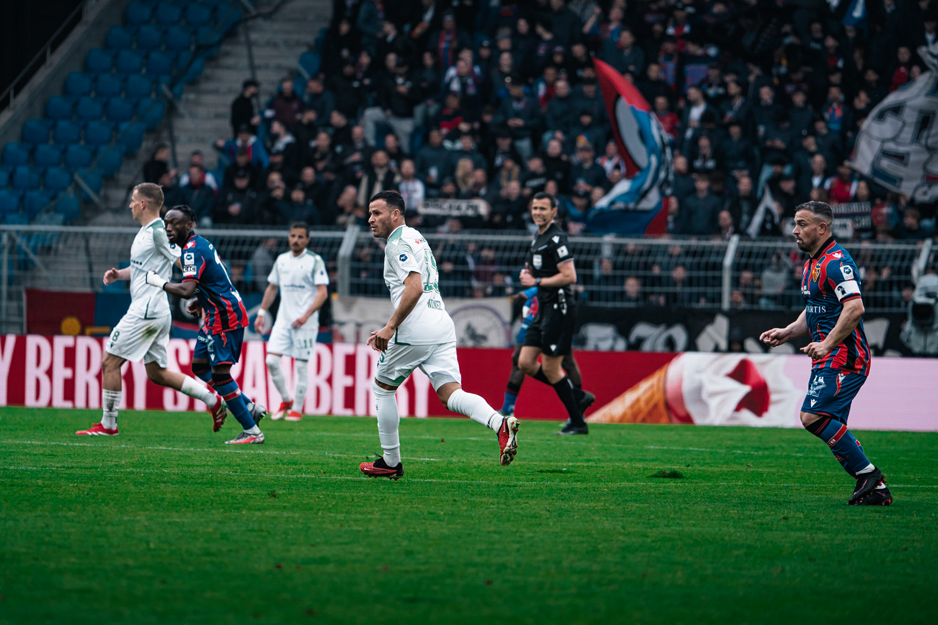 FC Basel 1893 et Yverdon Sport FC au St. Jakob-Park. (Christian António/LibsVisuals.com)