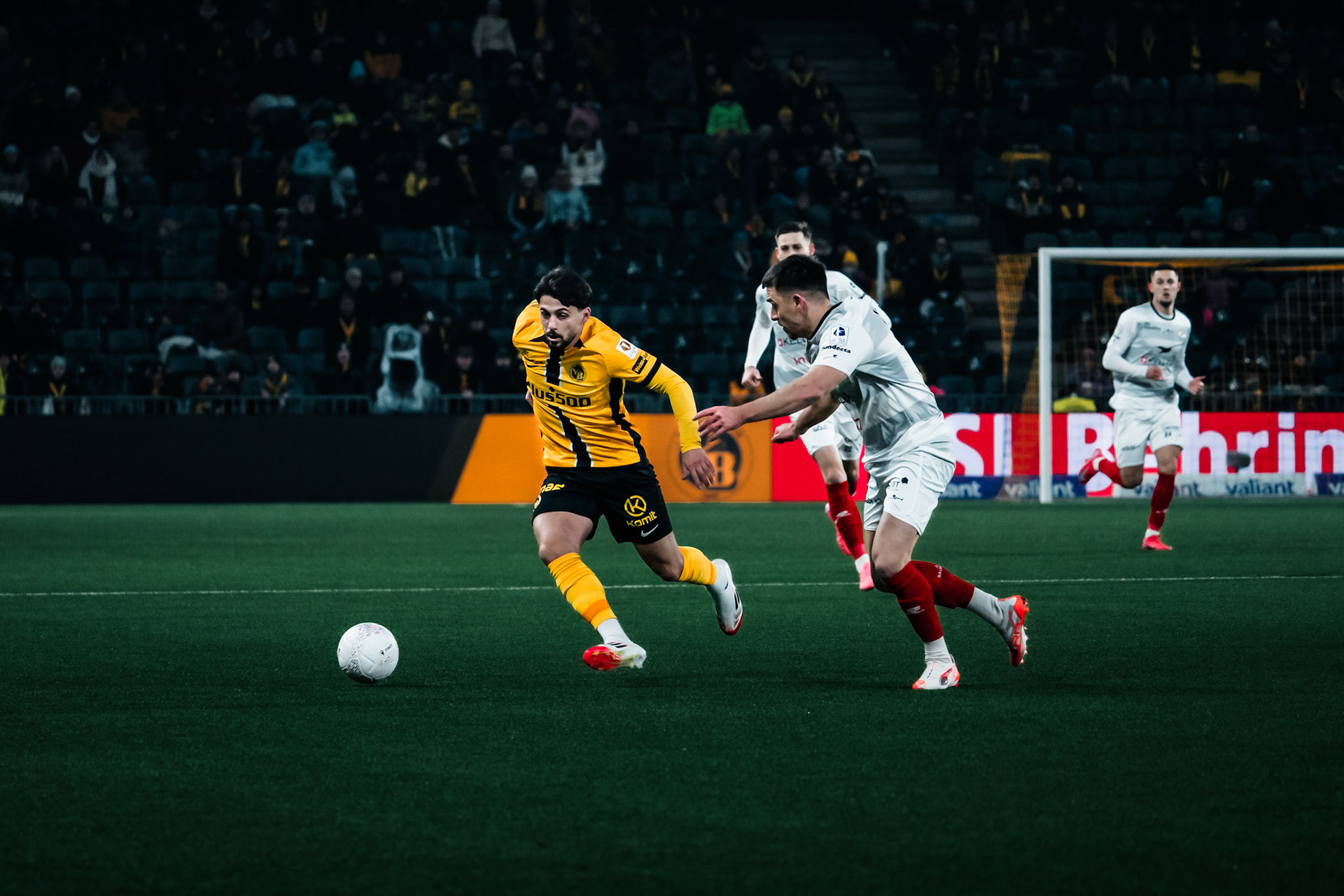 Kastriot Imeri, Milieu du BSC Young Boys et Basil Stillhart, Milieu du FC Winterthur lors du match entre BSC Young Boys et FC Winterthur au Stadion Wankdorf. (Christian António/LibsVisuals.com)