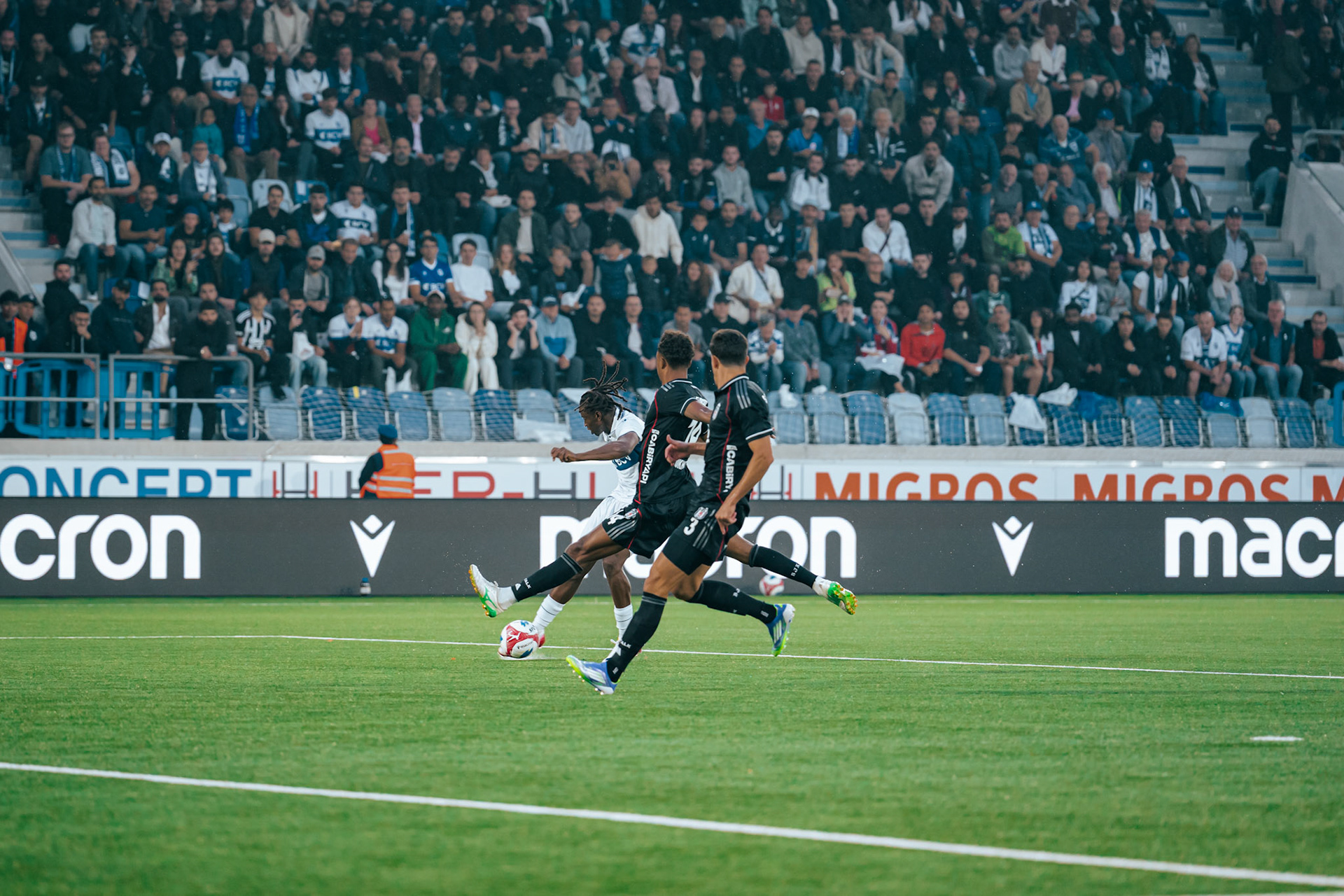 Match aller du tour de barrage de l’UEFA Europa Conference League 2025/26 opposant Lausanne-Sport et le Beşiktaş JK au Stade de la Tuilière. (Christian António/LibsVisuals.com)
