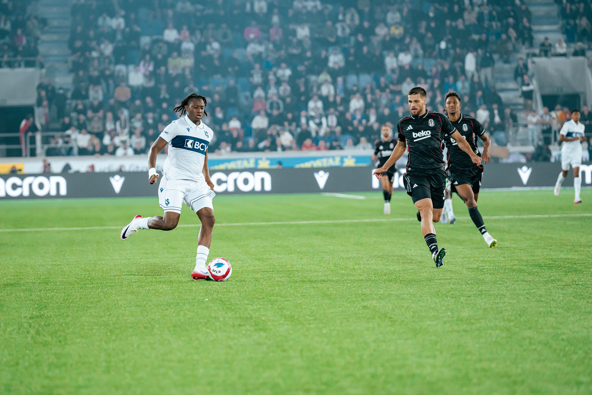 Match aller du tour de barrage de l’UEFA Europa Conference League 2025/26 opposant Lausanne-Sport et le Beşiktaş JK au Stade de la Tuilière. (Christian António/LibsVisuals.com)