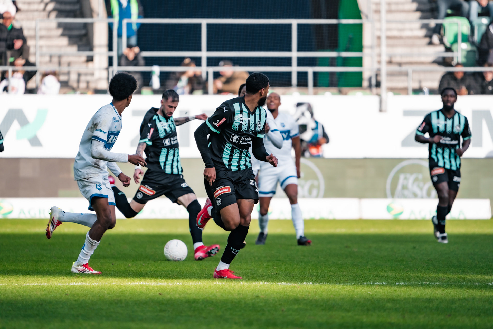 FC Saint-Gall 1879 et Lausanne-Sport FC au Kybunpark. (Christian António/LibsVisuals.com)