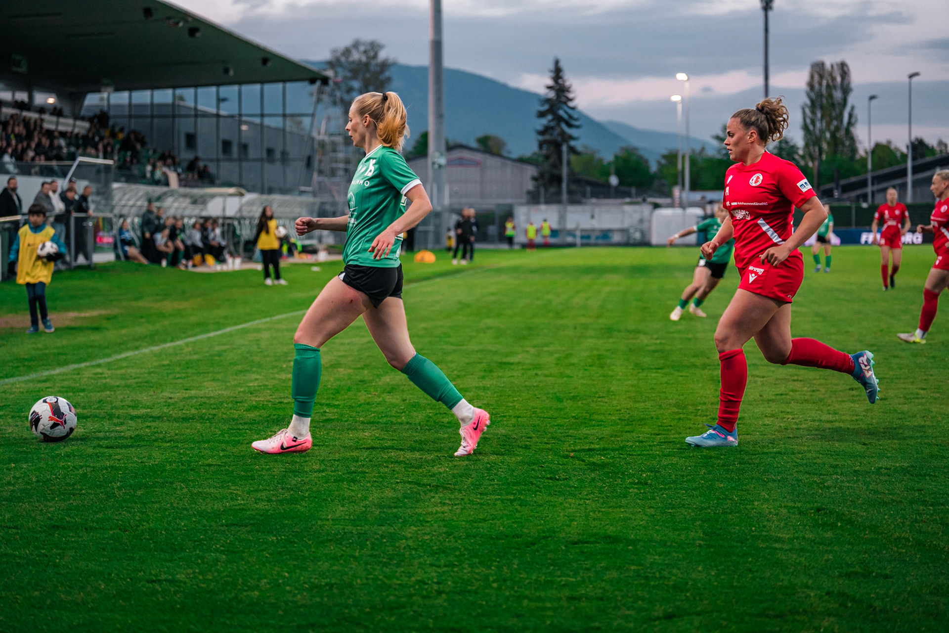 Yverdon Sport FC et Frauenteam Thun Berner-Oberland au Stade Municipal. (Christian António/LibsVisuals.com)