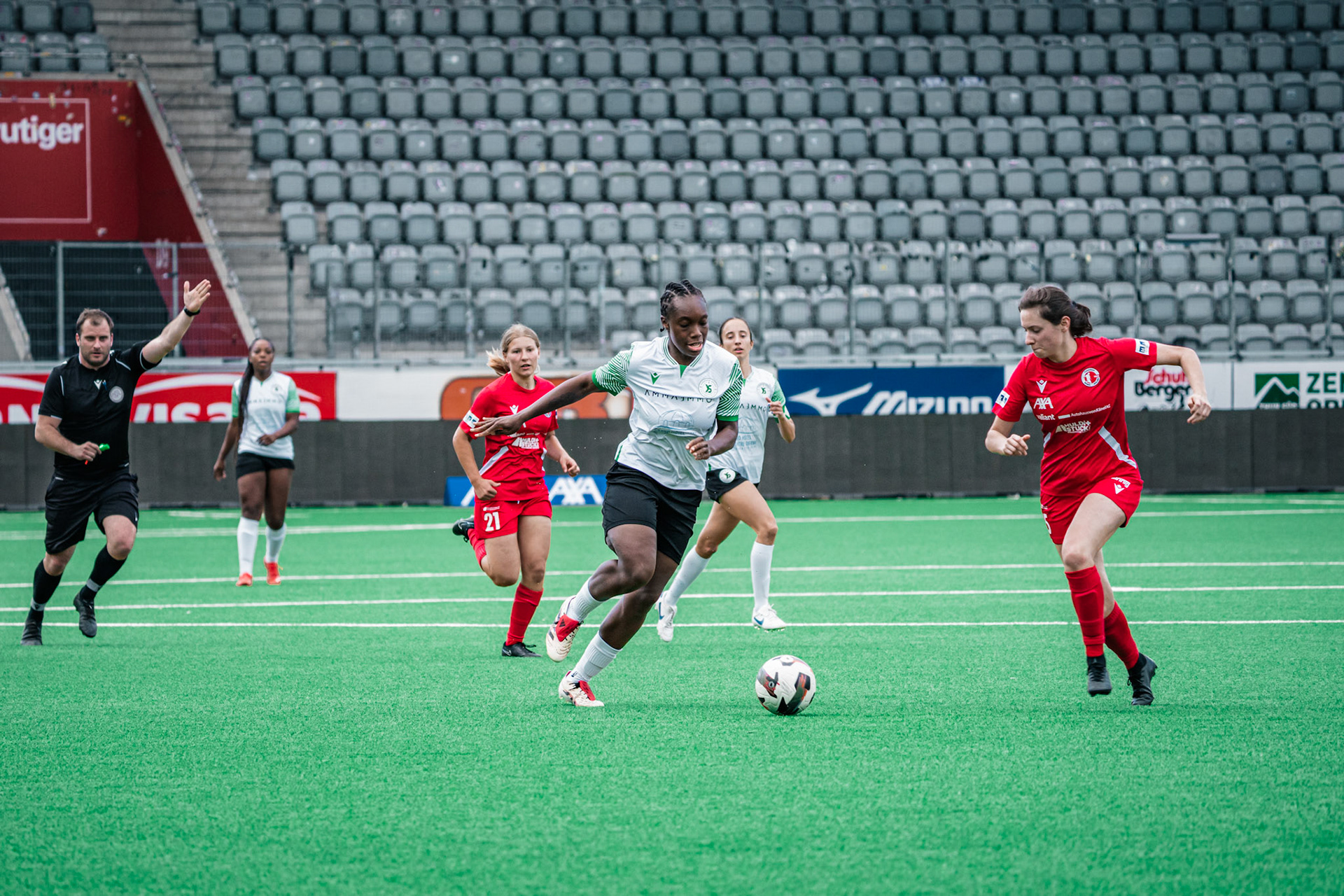 Frauenteam Thun Berner-Oberland et Yverdon Sport FC à la Stockhorn Arena. (Christian António/LibsVisuals.com)