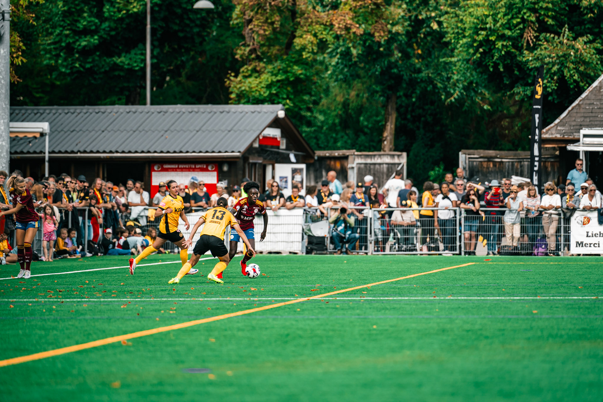 Match de l’AXA Women’s Super League opposant BSC YB Frauen et Servette FC Chênois Féminin au Spitalacker (Kunstrasenfeld), Bern. (Christian António/LibsVisuals.com)