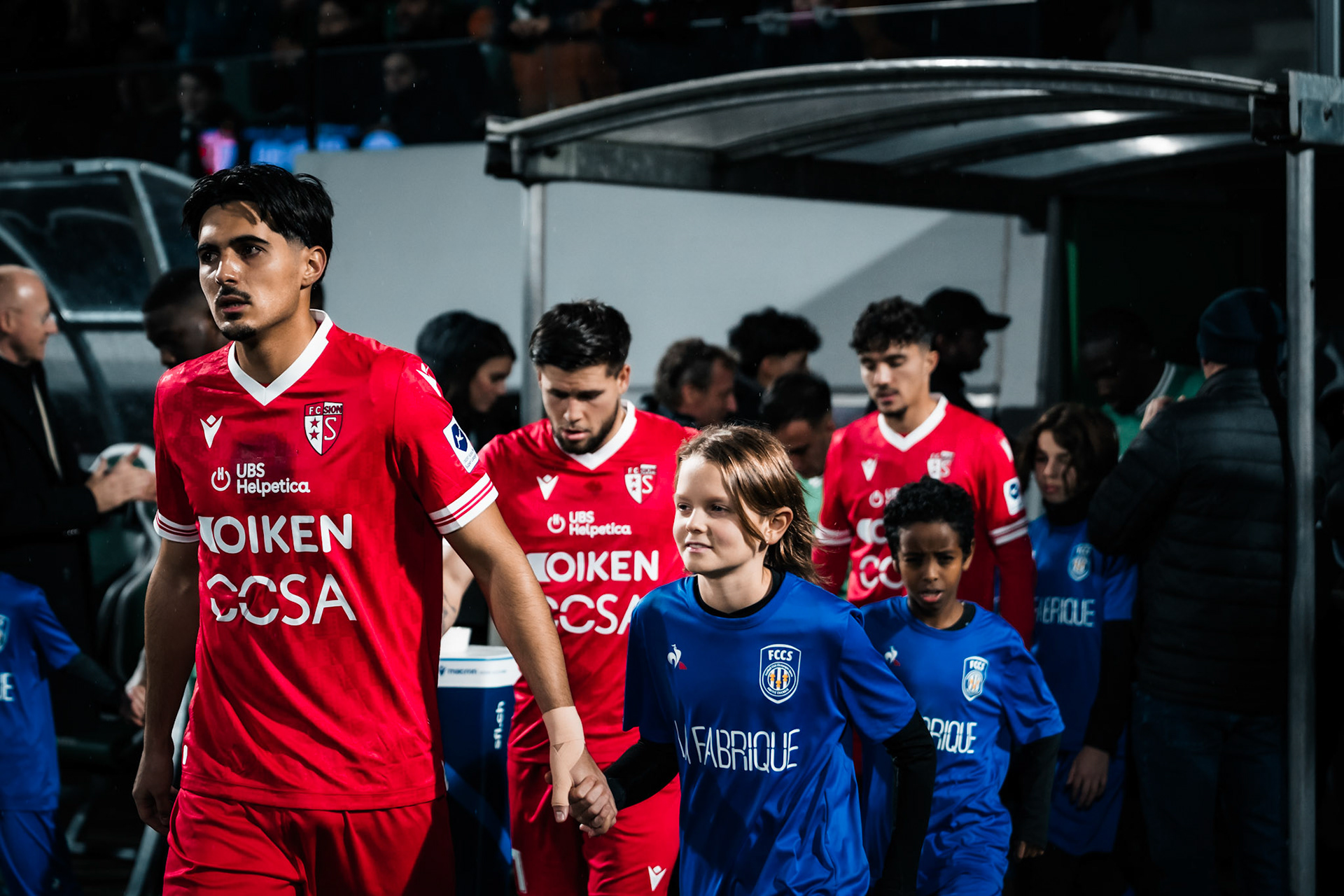 Théo Berdayes, Attaquant du FC Sion pendant l’entrée des joueurs lors du match entre Yverdon Sport FC et FC Sion au Stade Municipal (Yverdon-Sport FC). (Christian António/LibsVisuals.com)