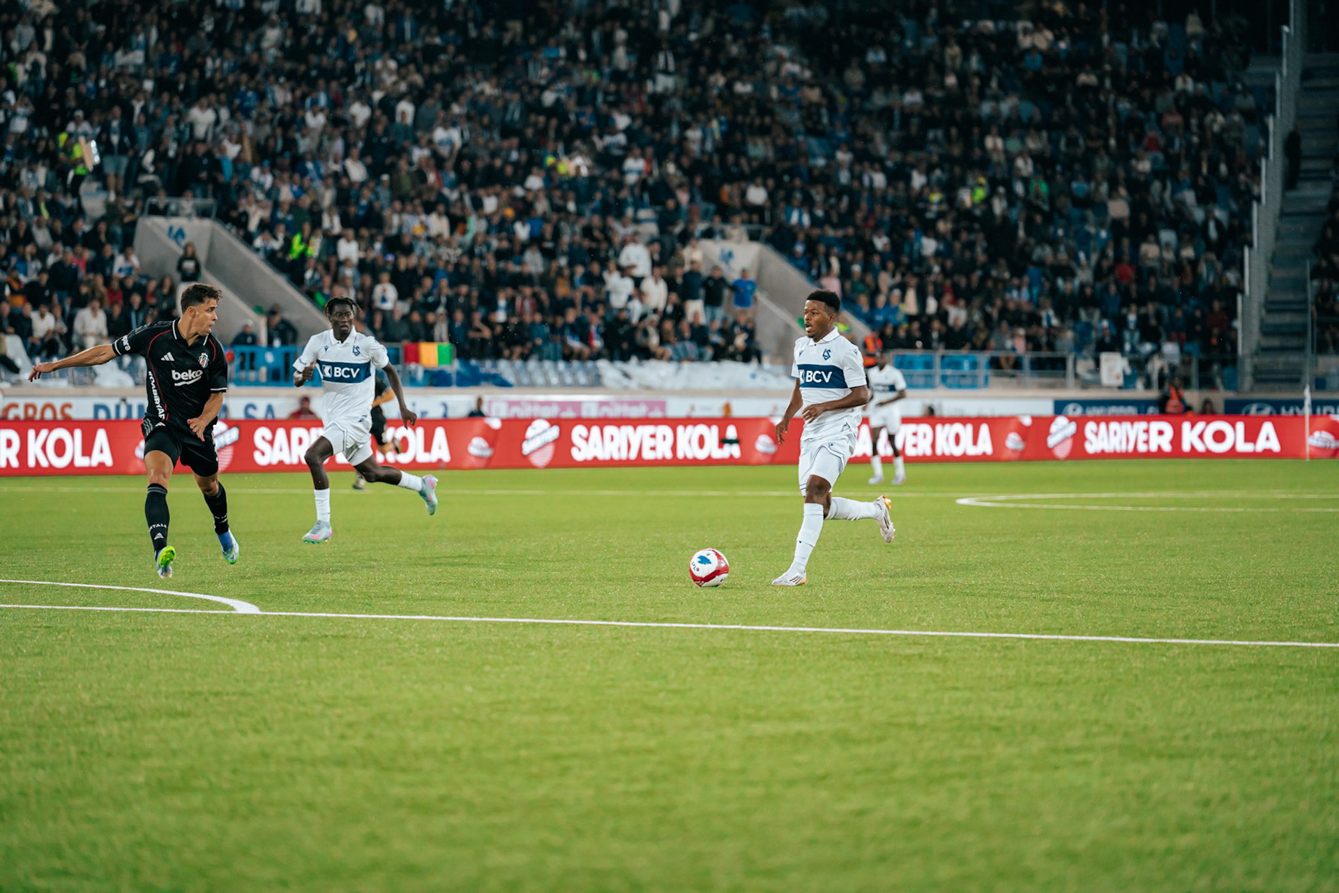 Match aller du tour de barrage de l’UEFA Europa Conference League 2025/26 opposant Lausanne-Sport et le Beşiktaş JK au Stade de la Tuilière. (Christian António/LibsVisuals.com)
