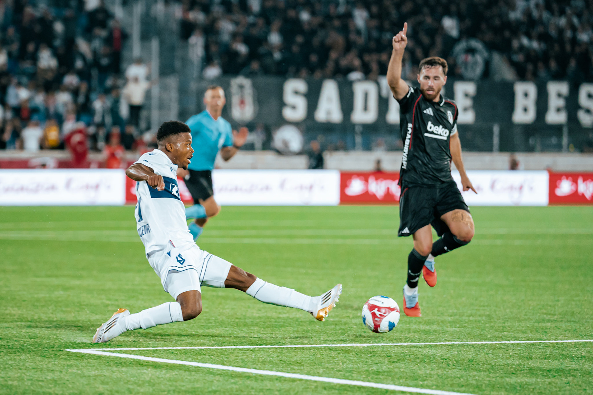 Match aller du tour de barrage de l’UEFA Europa Conference League 2025/26 opposant Lausanne-Sport et le Beşiktaş JK au Stade de la Tuilière. (Christian António/LibsVisuals.com)