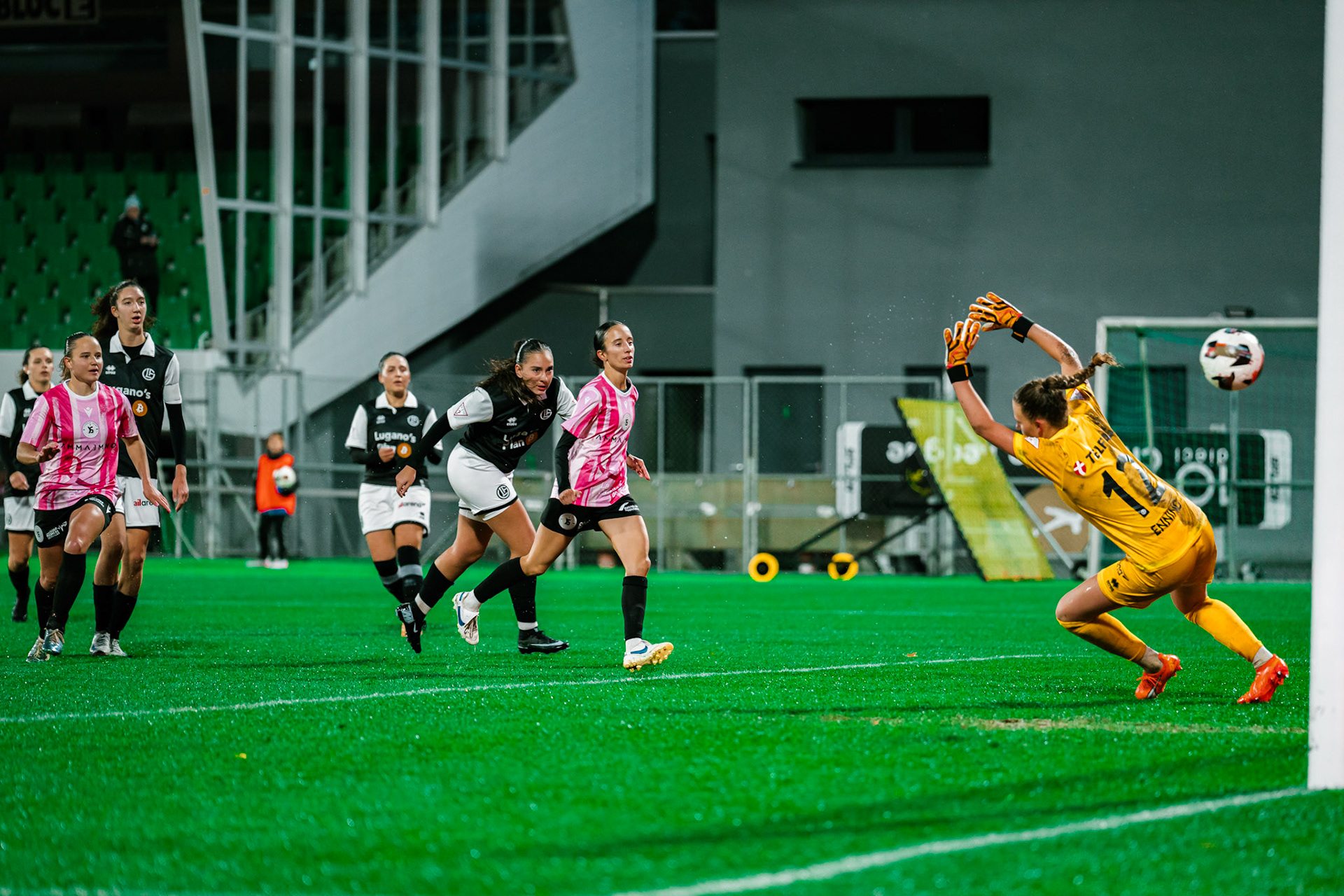 Match de championnat LNB féminine opposant Yverdon Sport FC et le FC Lugano au Stade Municipal, Yverdon-les-Bains. (Christian António / LibsVisuals.com)