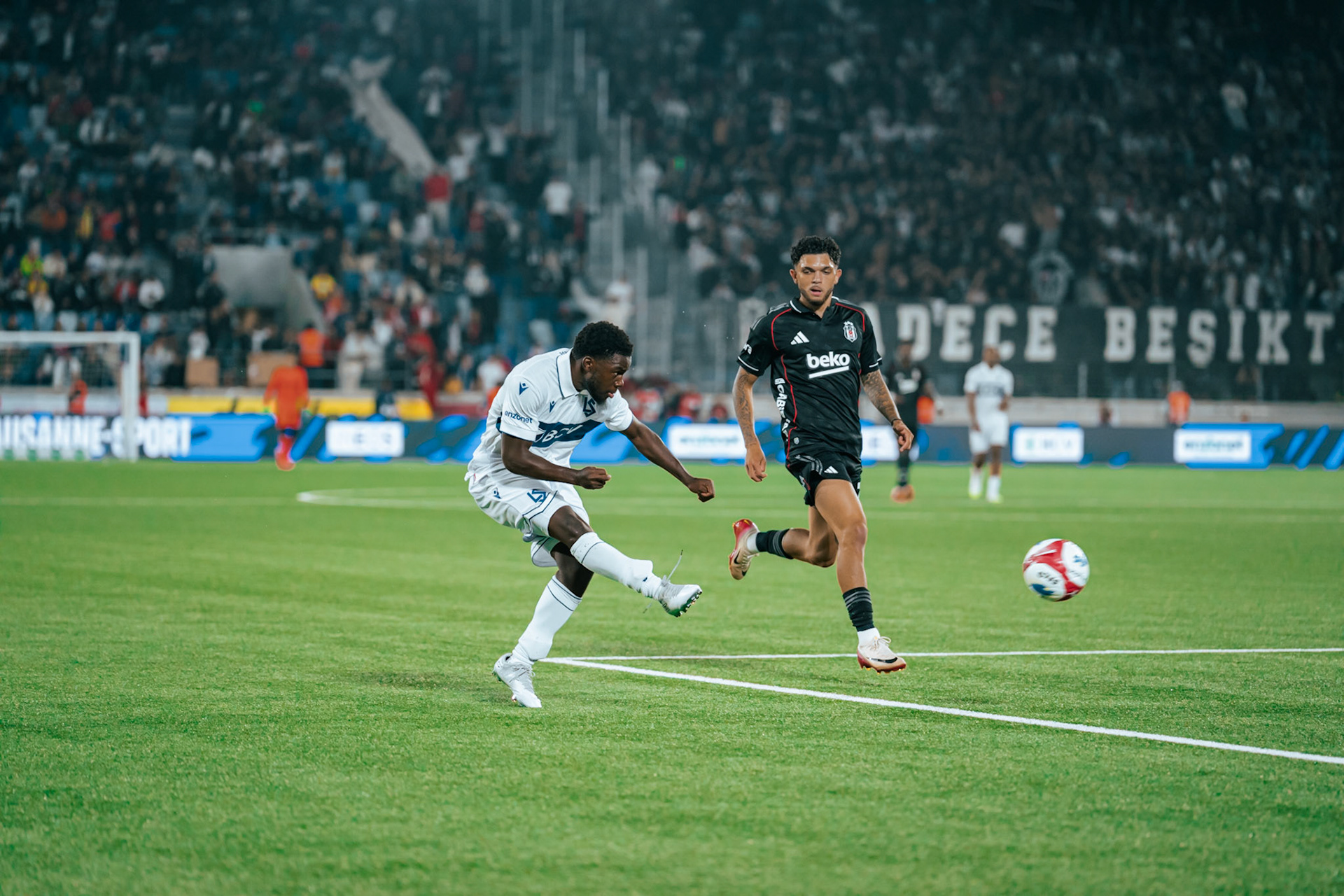 Match aller du tour de barrage de l’UEFA Europa Conference League 2025/26 opposant Lausanne-Sport et le Beşiktaş JK au Stade de la Tuilière. (Christian António/LibsVisuals.com)