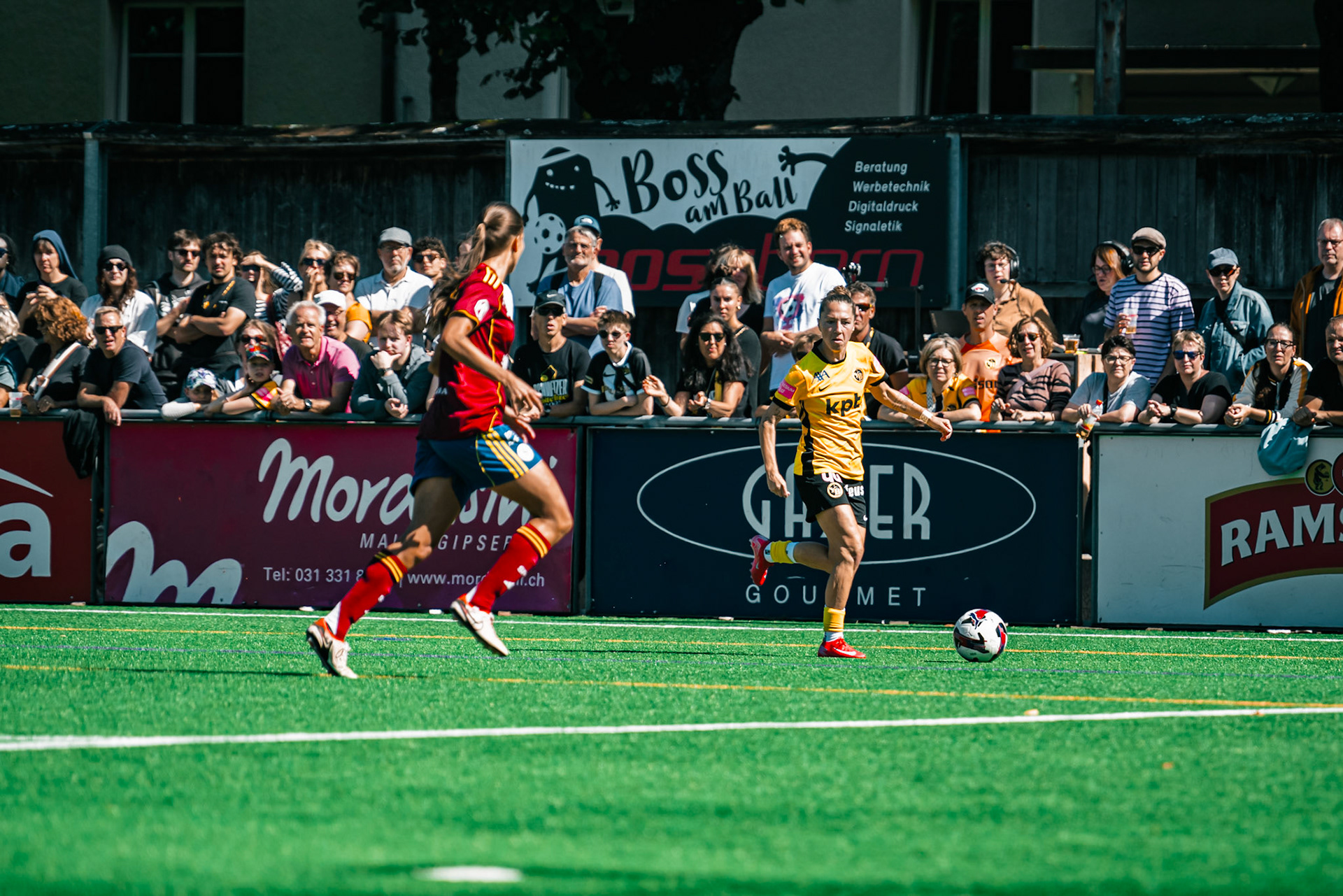 Match de l’AXA Women’s Super League opposant BSC YB Frauen et Servette FC Chênois Féminin au Spitalacker (Kunstrasenfeld), Bern. (Christian António/LibsVisuals.com)