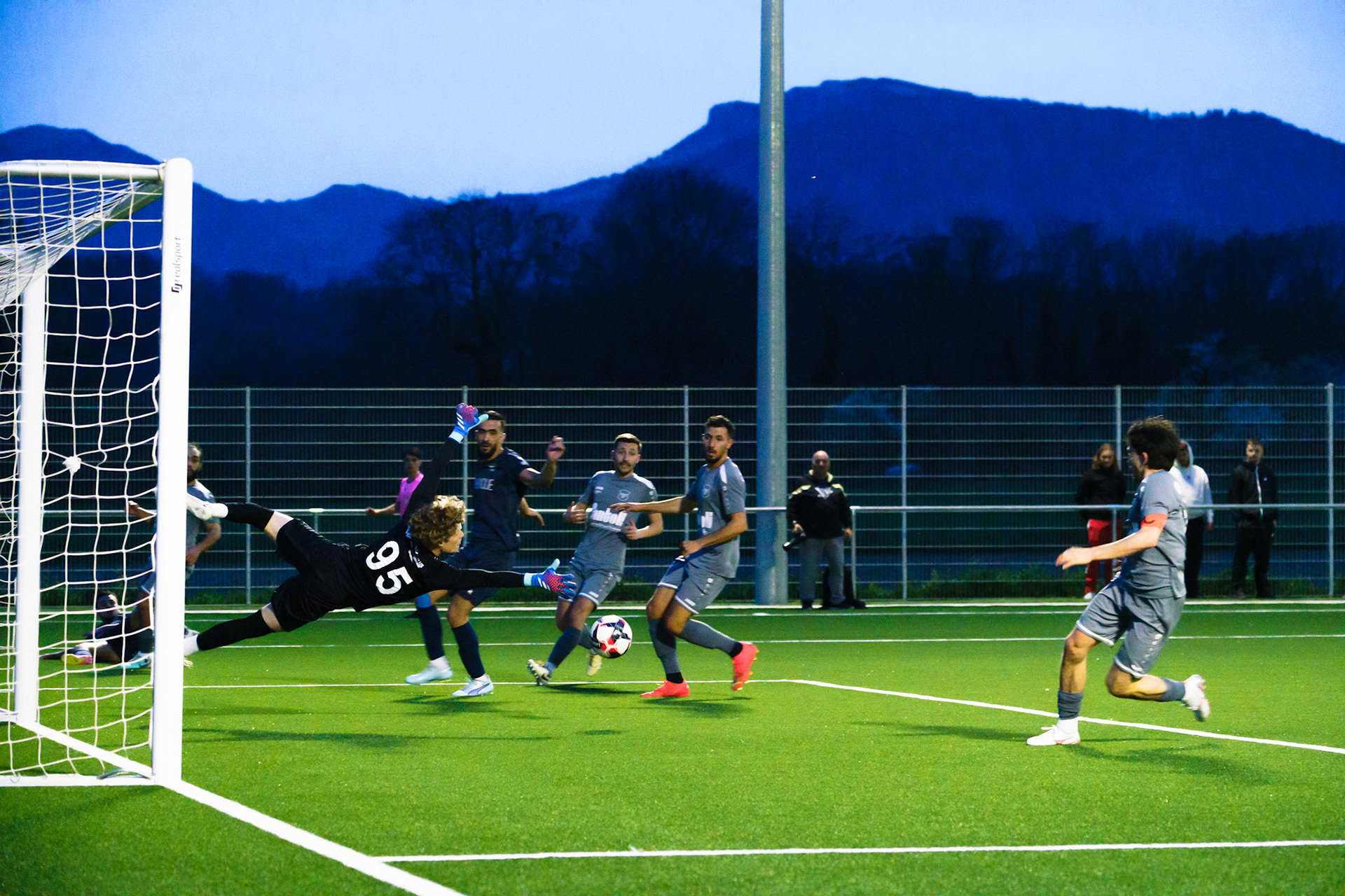 Match 2ème Ligue FC Champagne - FC Grandson-Tuileries au Terrain de Sport de Derrière-Ville à Champagne