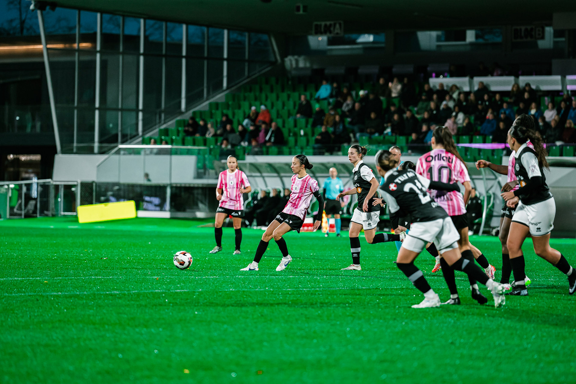 Match de championnat LNB féminine opposant Yverdon Sport FC et le FC Lugano au Stade Municipal, Yverdon-les-Bains. (Christian António / LibsVisuals.com)