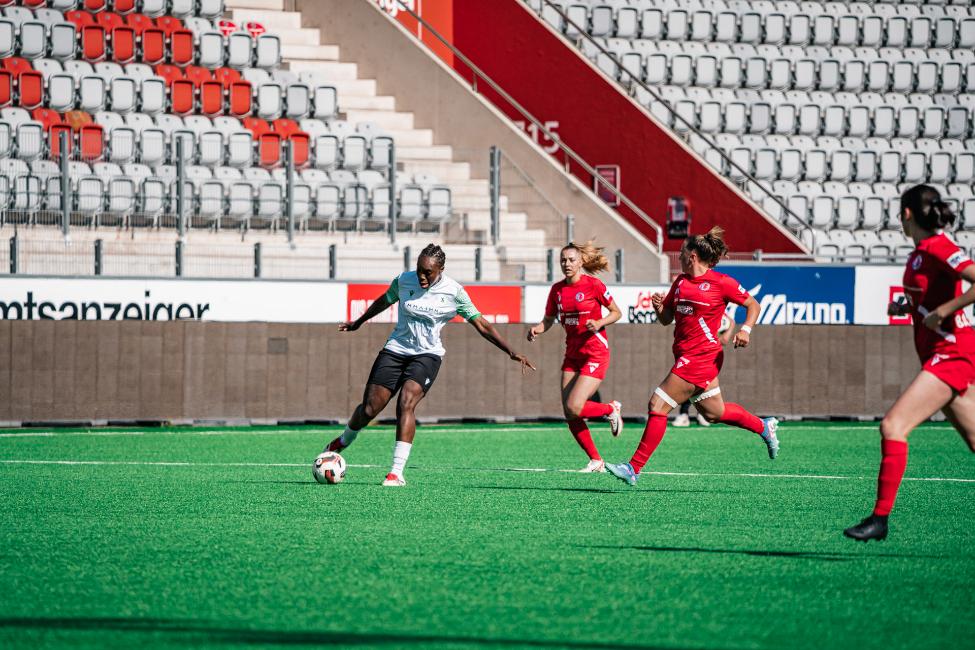 Frauenteam Thun Berner-Oberland et Yverdon Sport FC à la Stockhorn Arena. (Christian António/LibsVisuals.com)