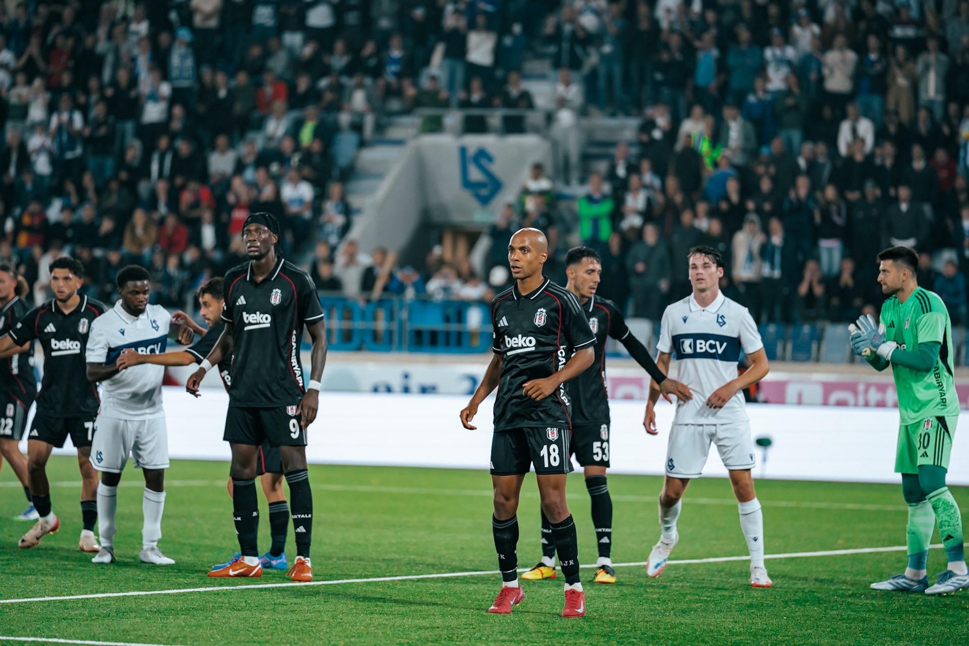 Match aller du tour de barrage de l’UEFA Europa Conference League 2025/26 opposant Lausanne-Sport et le Beşiktaş JK au Stade de la Tuilière. (Christian António/LibsVisuals.com)