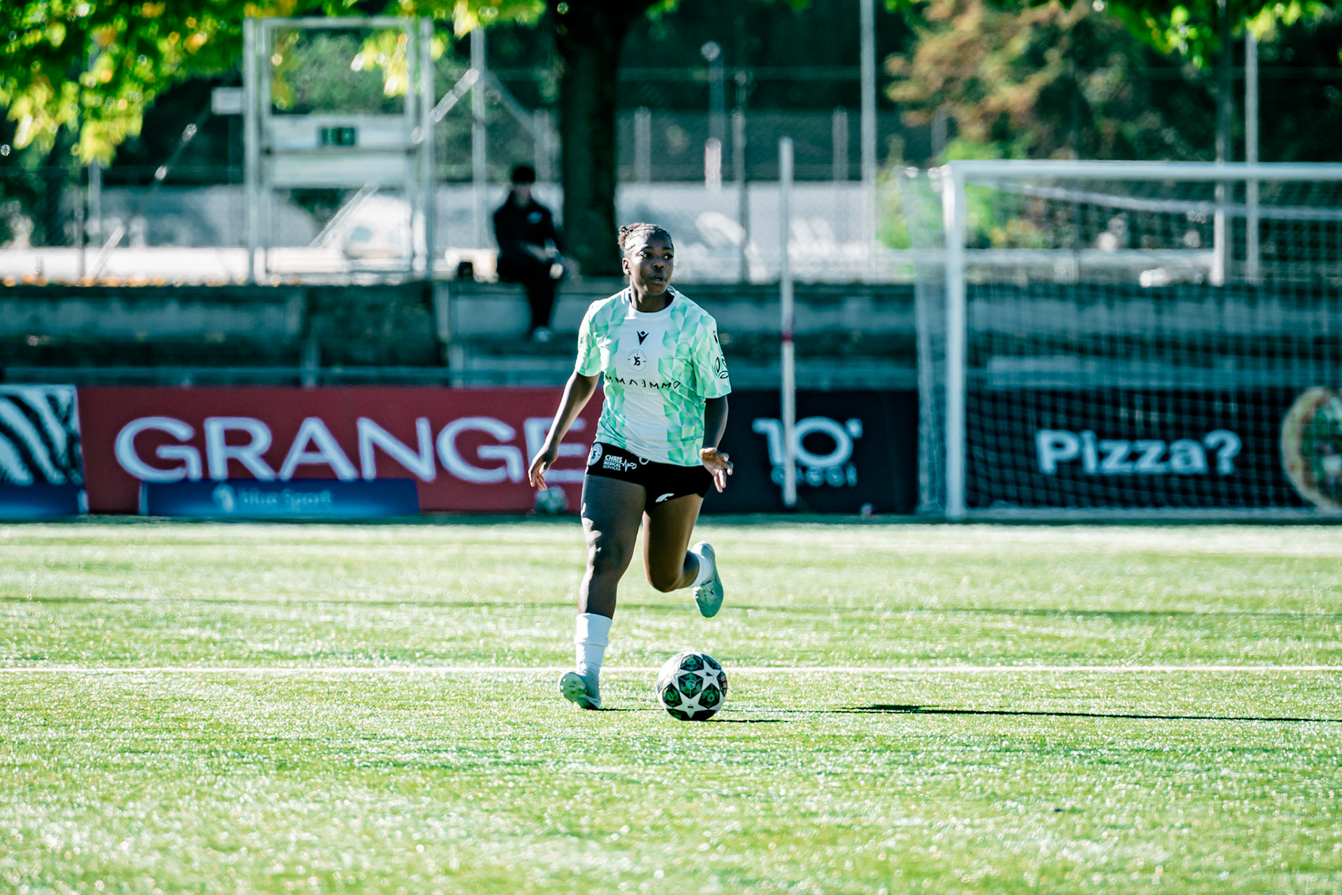 Match de championnat LNB (féminine) opposant l’Etoile Carouge FC à Yverdon Sport FC au Stade de la Fontenette à Carouge. (Christian António/LibsVisuals.com)