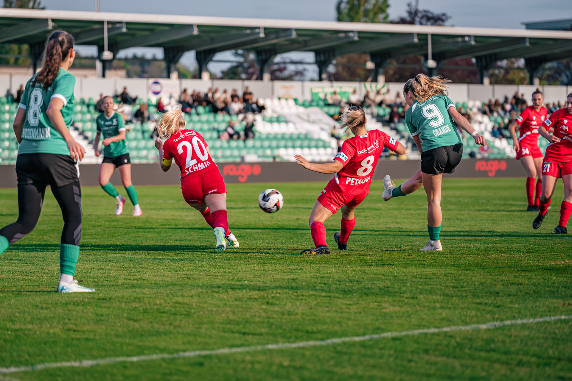 Yverdon Sport FC et Frauenteam Thun Berner-Oberland au Stade Municipal. (Christian António/LibsVisuals.com)
