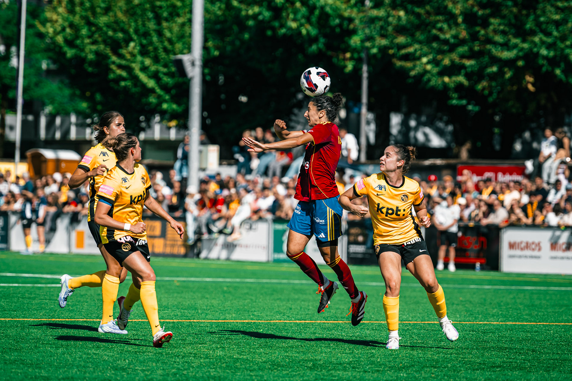Match de l’AXA Women’s Super League opposant BSC YB Frauen et Servette FC Chênois Féminin au Spitalacker (Kunstrasenfeld), Bern. (Christian António/LibsVisuals.com)