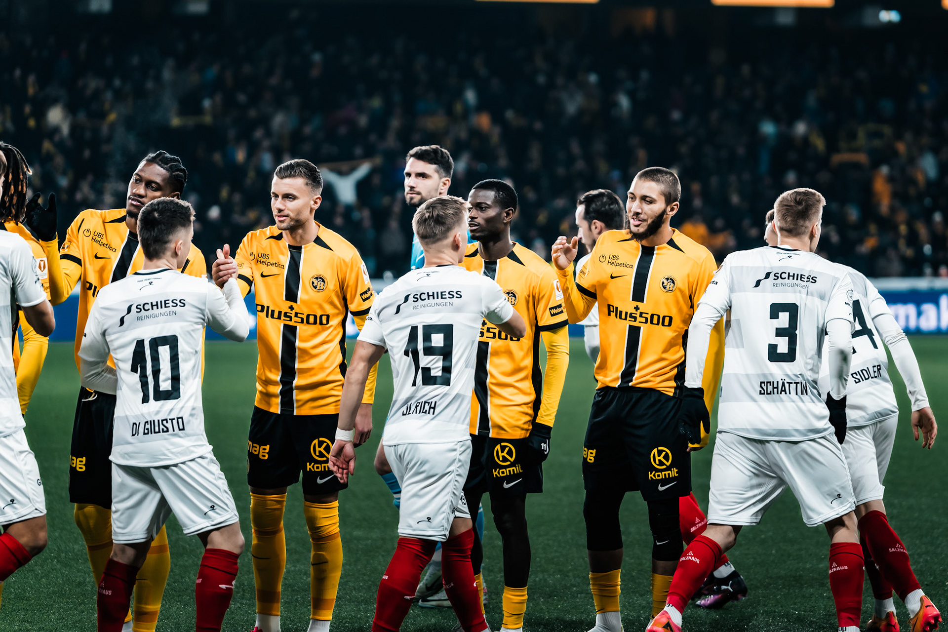 Joueurs se saluant lors du match entre BSC Young Boys et FC Winterthur au Stadion Wankdorf. (Christian António/LibsVisuals.com)