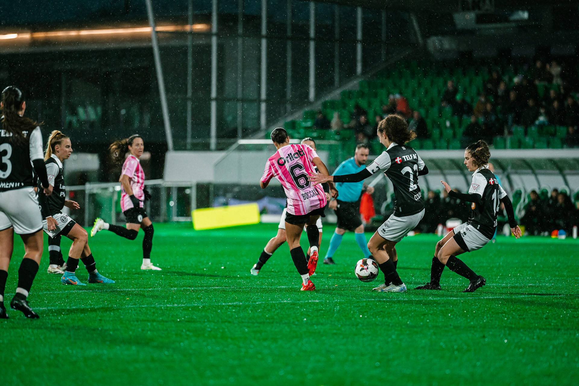 Match de championnat LNB féminine opposant Yverdon Sport FC et le FC Lugano au Stade Municipal, Yverdon-les-Bains. (Christian António / LibsVisuals.com)