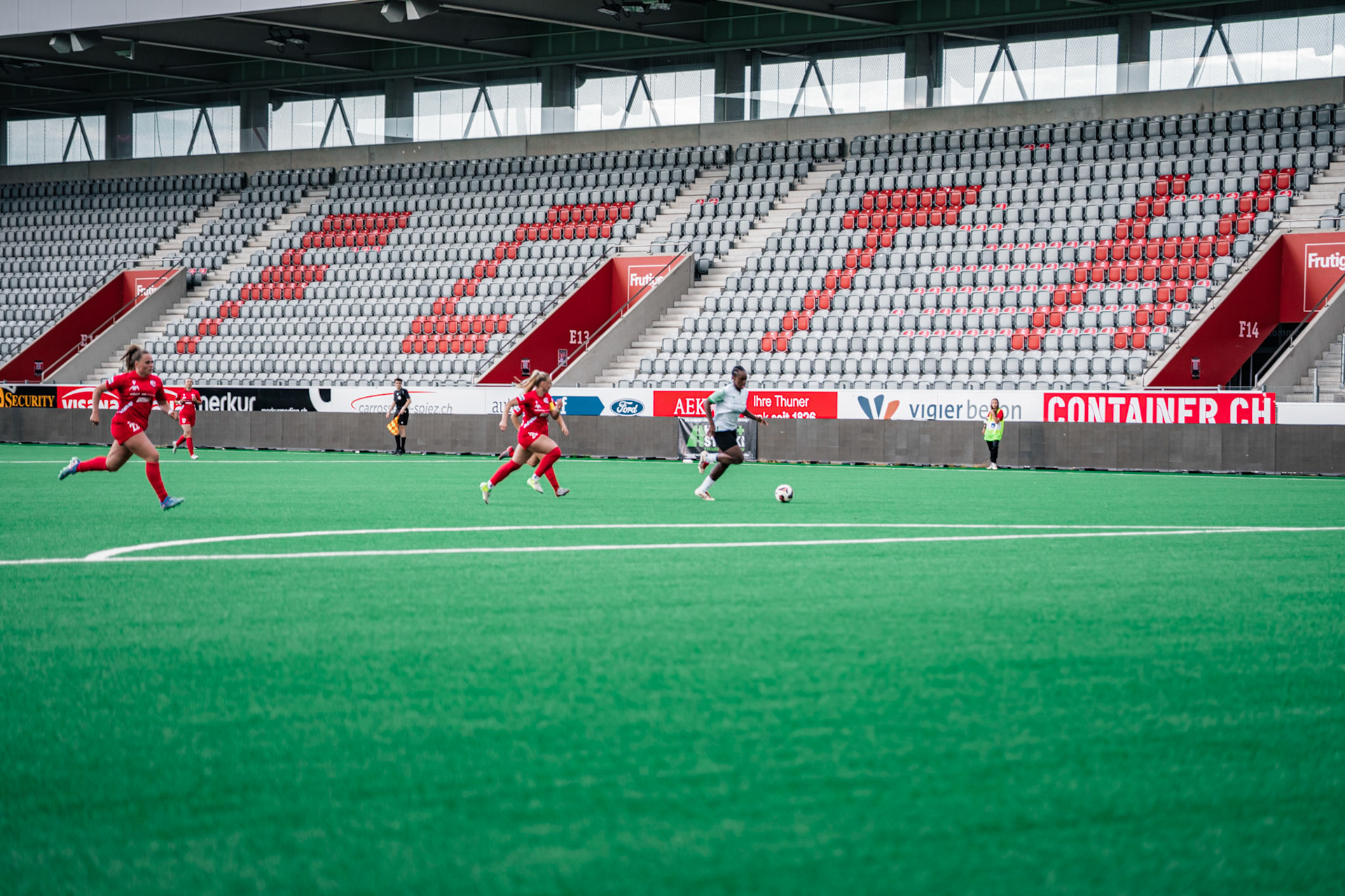 Frauenteam Thun Berner-Oberland et Yverdon Sport FC à la Stockhorn Arena. (Christian António/LibsVisuals.com)