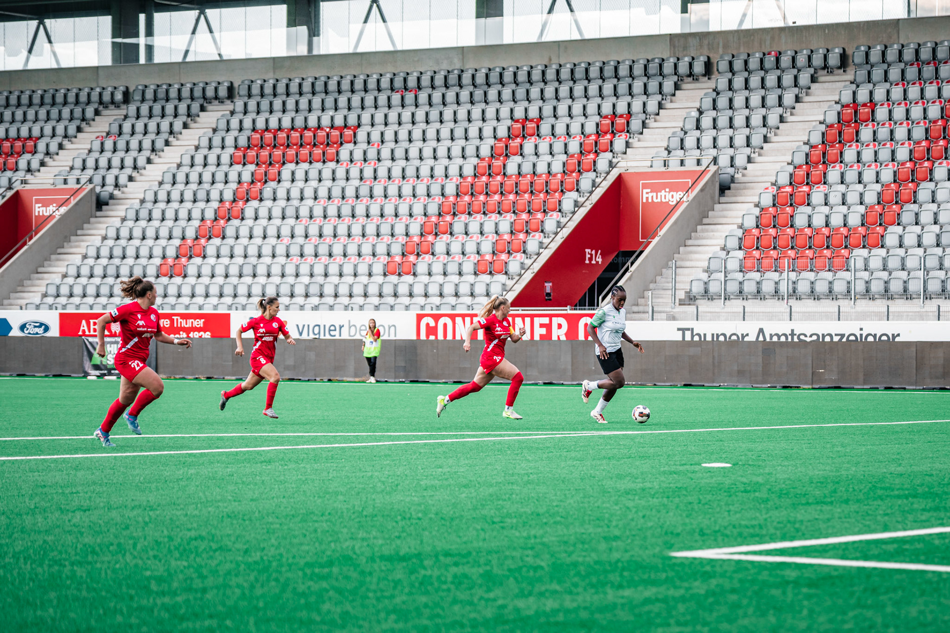 Frauenteam Thun Berner-Oberland et Yverdon Sport FC à la Stockhorn Arena. (Christian António/LibsVisuals.com)
