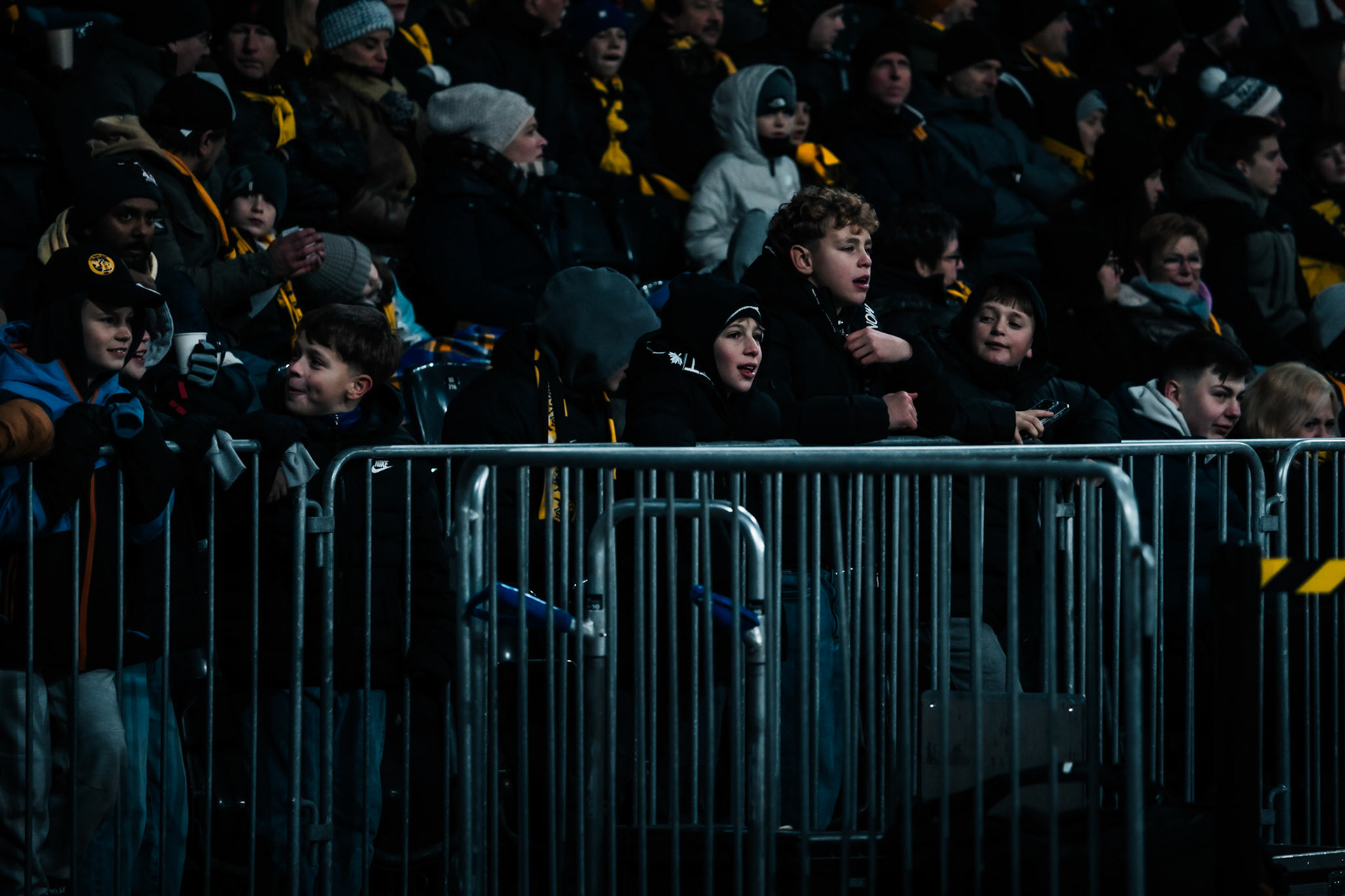 Spectateurs debout, réagissant à l’action lors du match entre BSC Young Boys et FC Winterthur au Stadion Wankdorf. (Christian António/LibsVisuals.com)