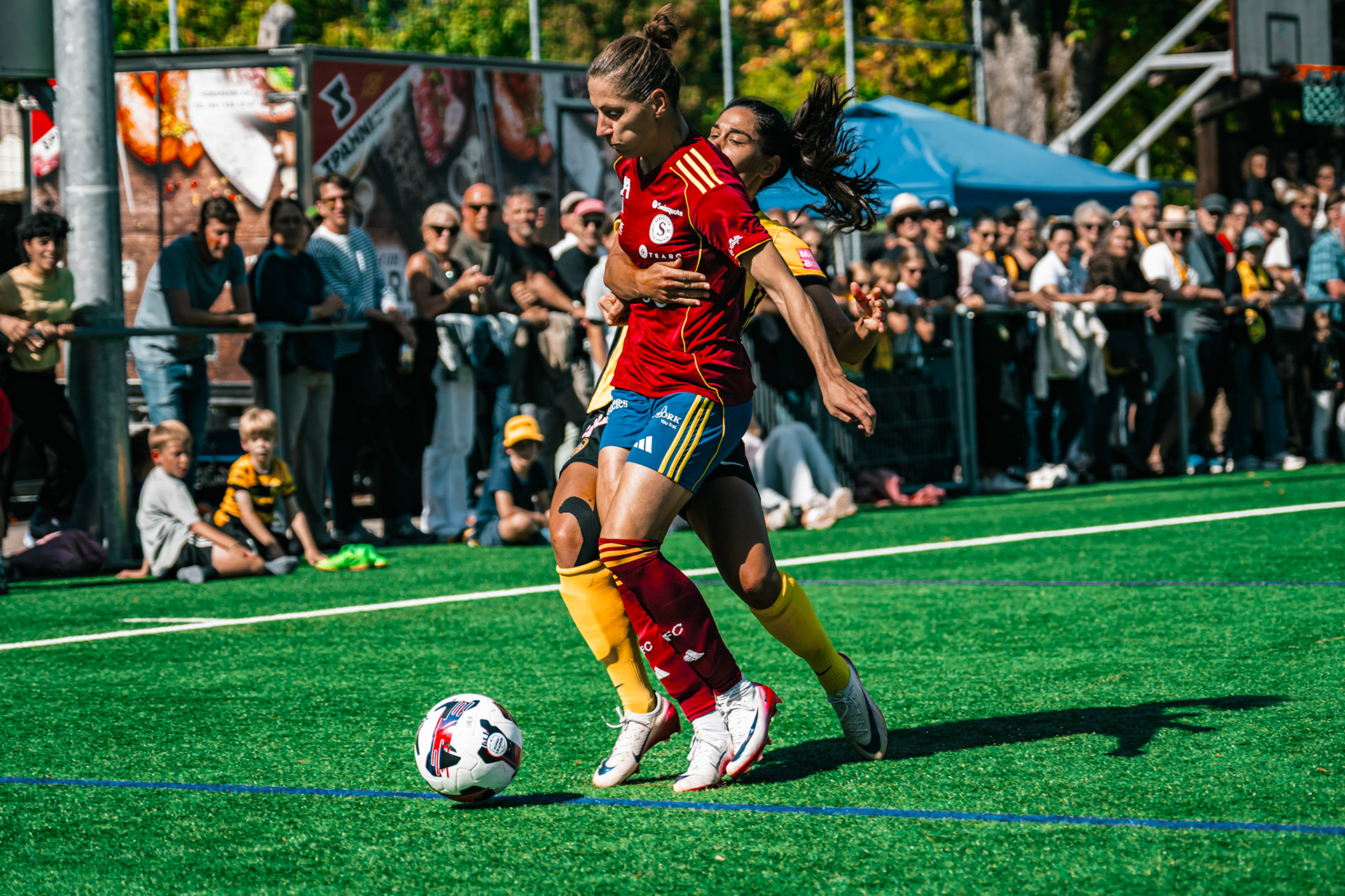 Match de l’AXA Women’s Super League opposant BSC YB Frauen et Servette FC Chênois Féminin au Spitalacker (Kunstrasenfeld), Bern. (Christian António/LibsVisuals.com)