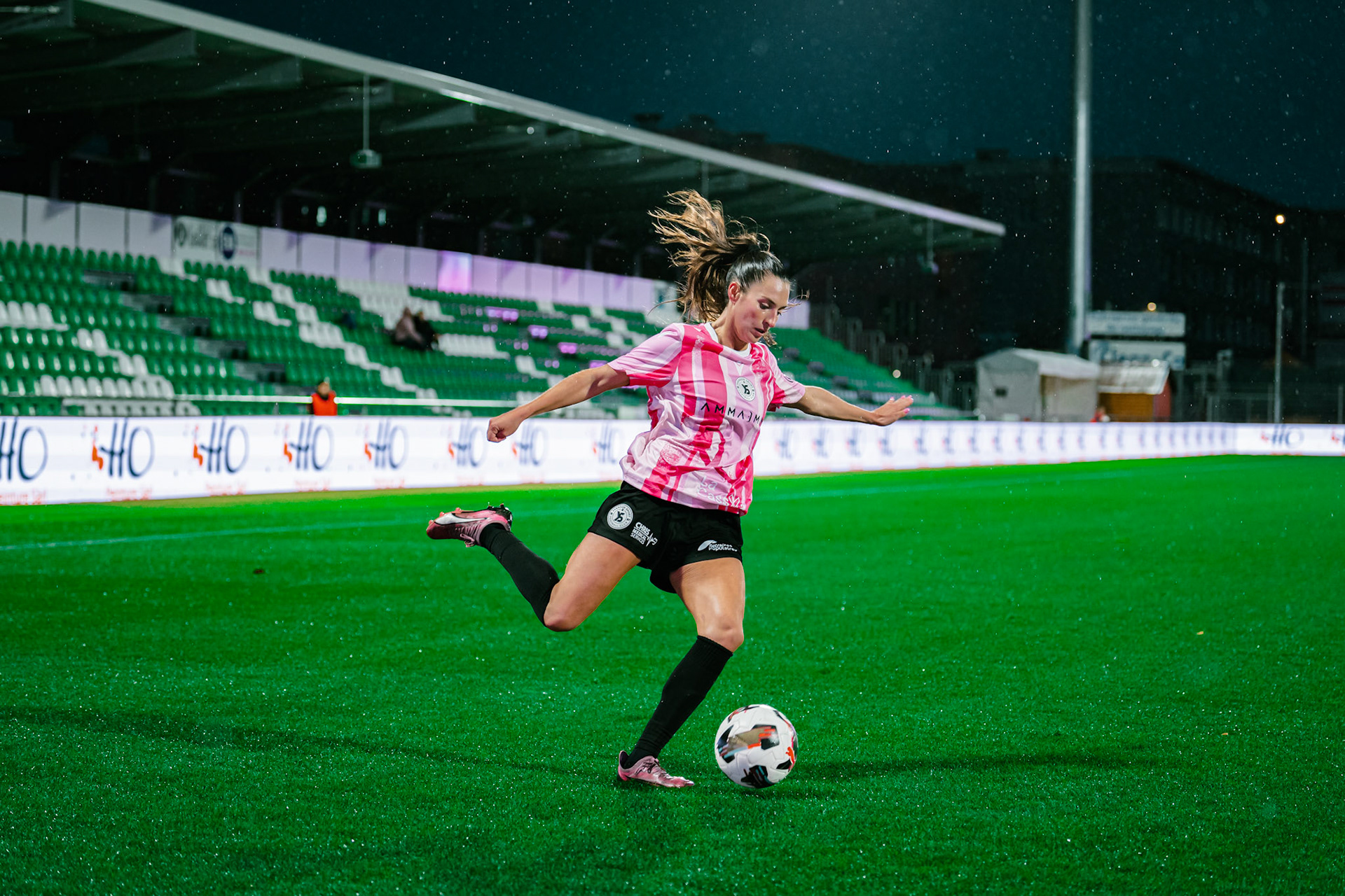 Match de championnat LNB féminine opposant Yverdon Sport FC et le FC Lugano au Stade Municipal, Yverdon-les-Bains. (Christian António / LibsVisuals.com)