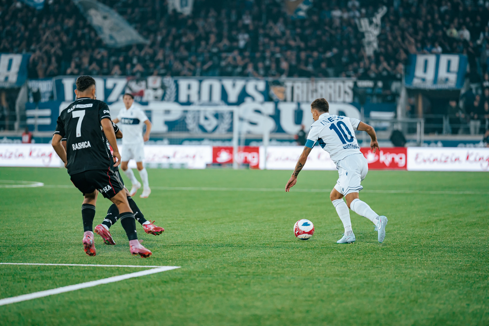 Match aller du tour de barrage de l’UEFA Europa Conference League 2025/26 opposant Lausanne-Sport et le Beşiktaş JK au Stade de la Tuilière. (Christian António/LibsVisuals.com)