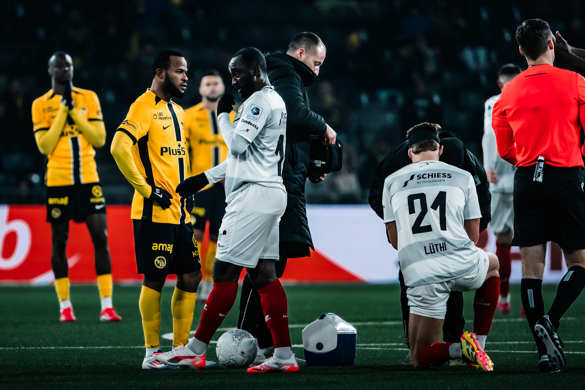 Meschack Elia, Attaquant du BSC Young Boys et Souleymane Diaby, Défenseur du FC Winterthur lors du match entre BSC Young Boys et FC Winterthur au Stadion Wankdorf. (Christian António/LibsVisuals.com)