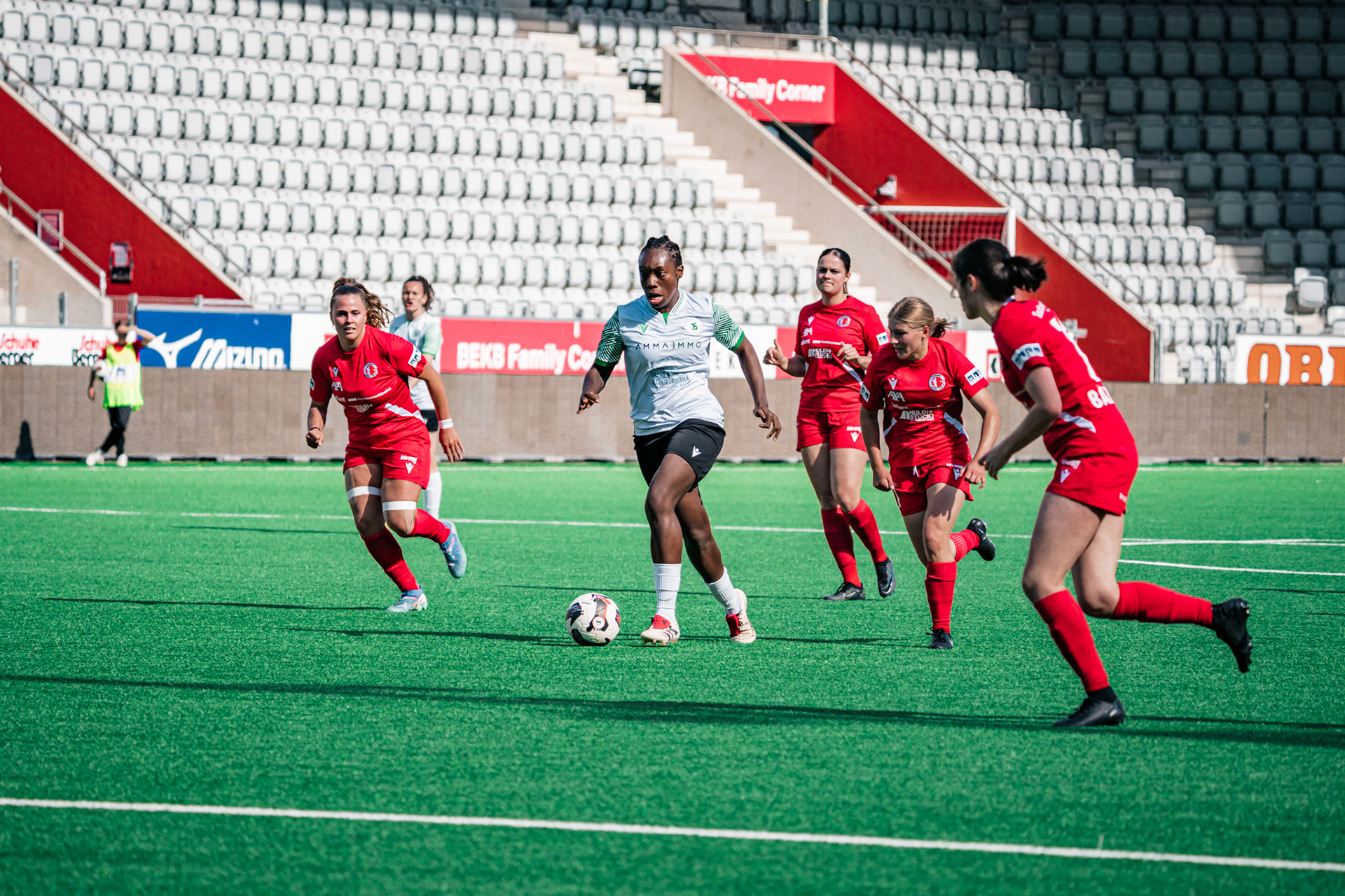Frauenteam Thun Berner-Oberland et Yverdon Sport FC à la Stockhorn Arena. (Christian António/LibsVisuals.com)