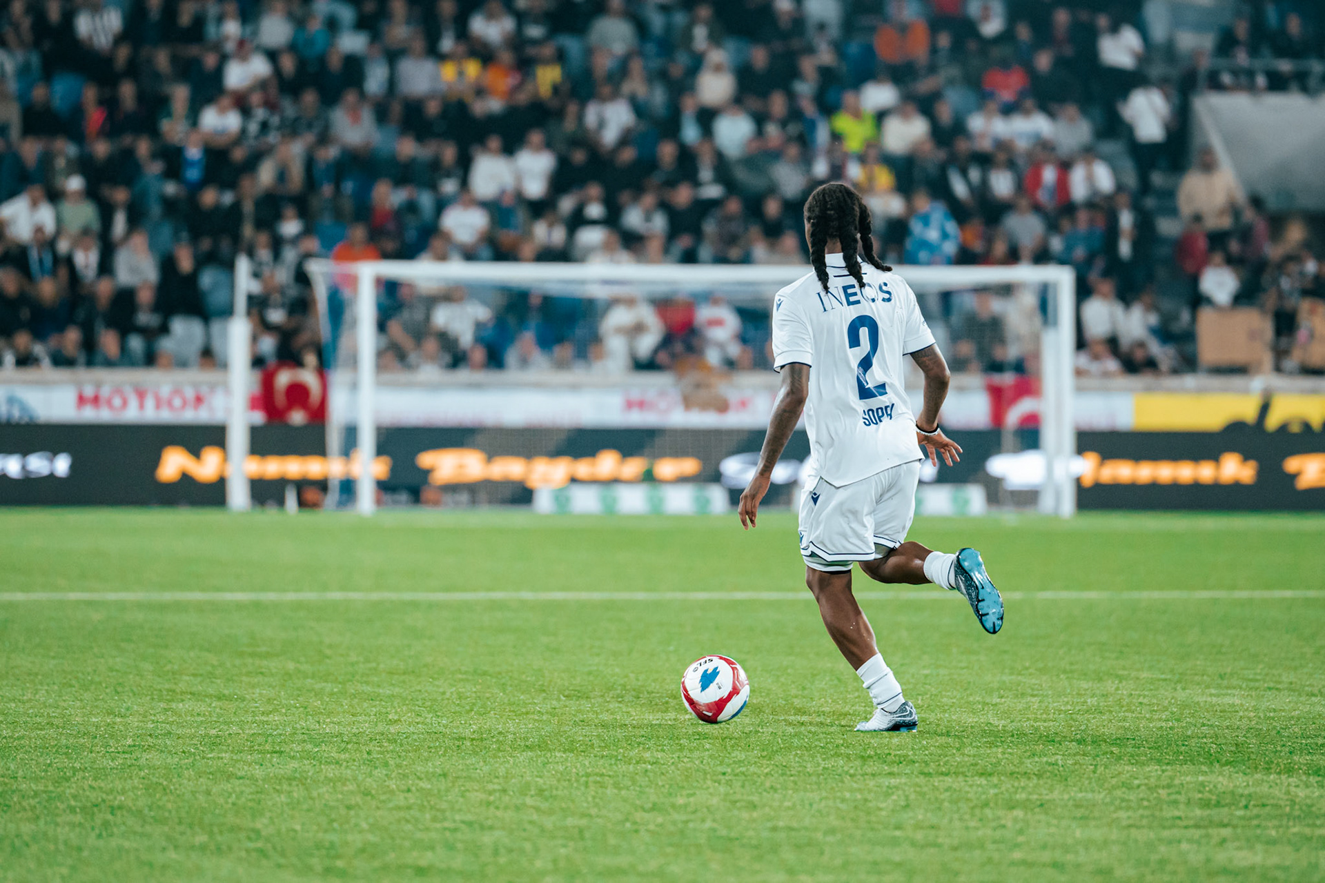 Match aller du tour de barrage de l’UEFA Europa Conference League 2025/26 opposant Lausanne-Sport et le Beşiktaş JK au Stade de la Tuilière. (Christian António/LibsVisuals.com)