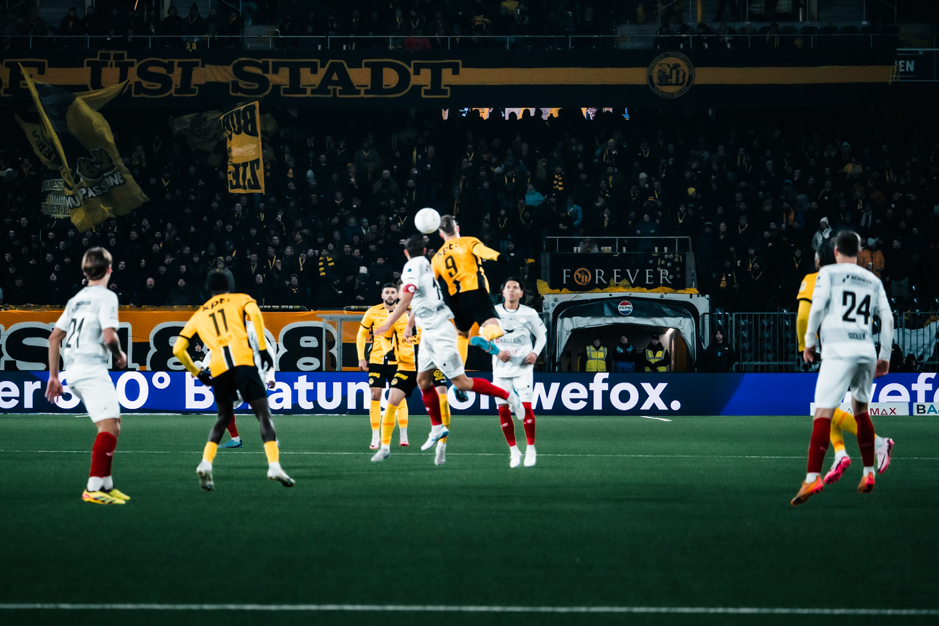 Spectateurs avec drapeaux ou accessoires lors du match entre BSC Young Boys et FC Winterthur au Stadion Wankdorf. (Christian António/LibsVisuals.com)