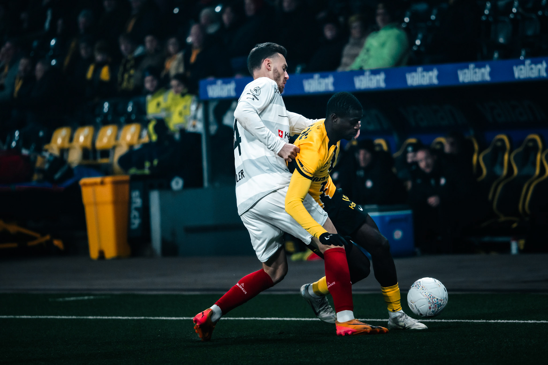Silvan Sidler, Défenseur du FC Winterthur et Ebrima Colley, Milieu du BSC Young Boys lors du match entre BSC Young Boys et FC Winterthur au Stadion Wankdorf. (Christian António/LibsVisuals.com)